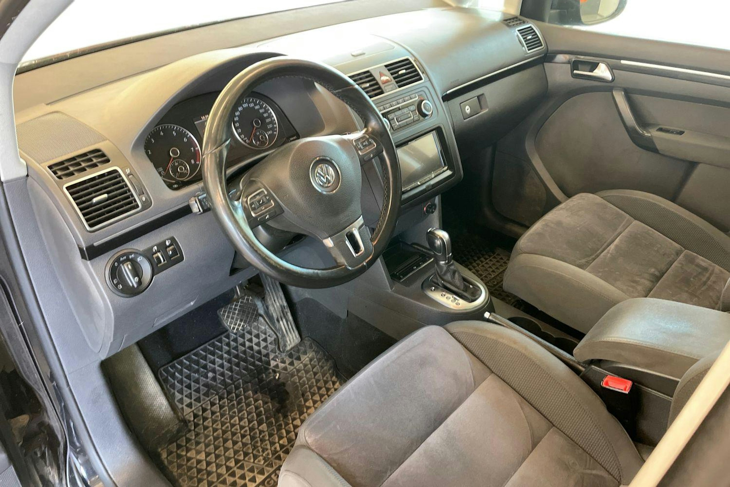Musta Volkswagen TOURAN 2011 kuva 6.