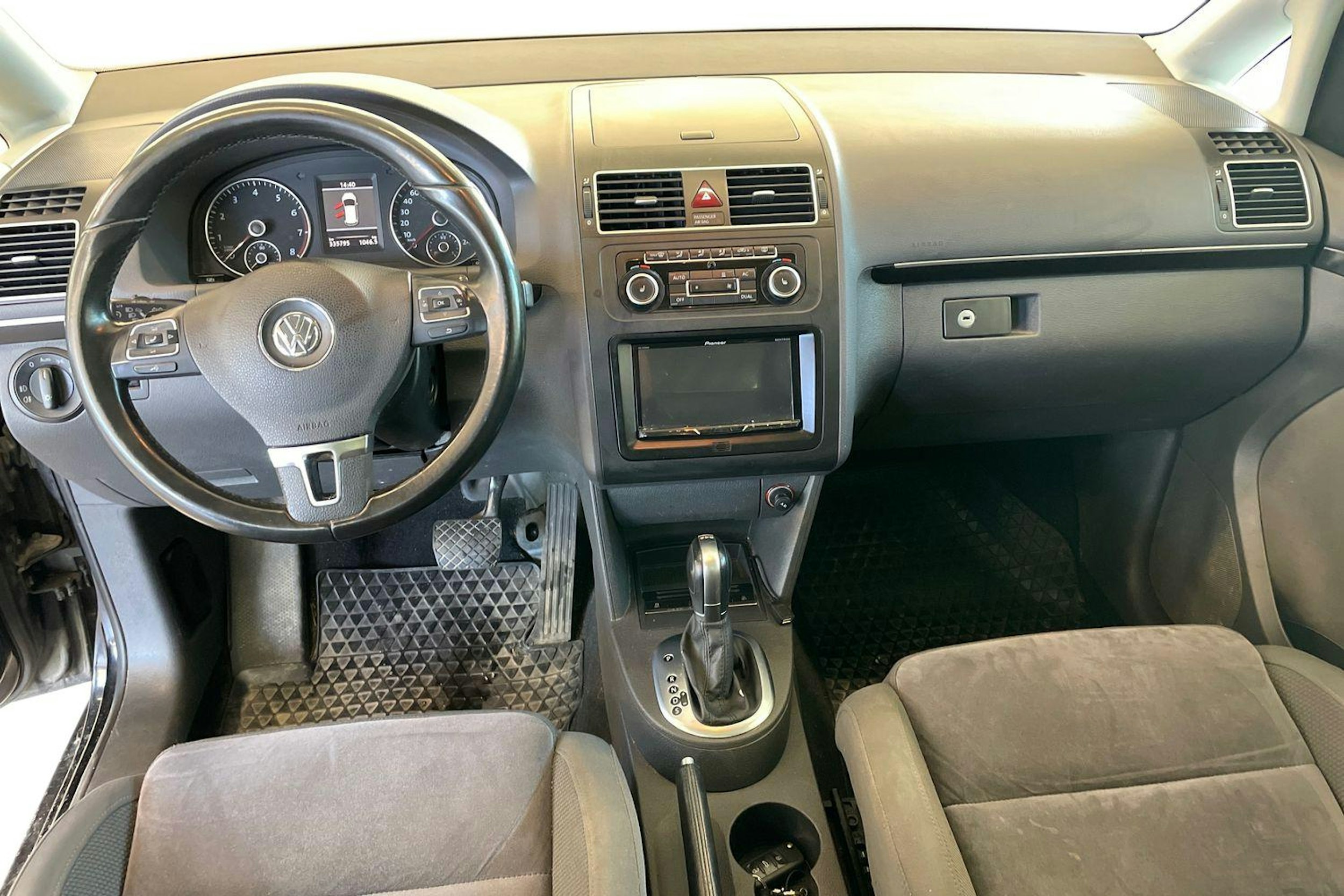 Musta Volkswagen TOURAN 2011 kuva 7.