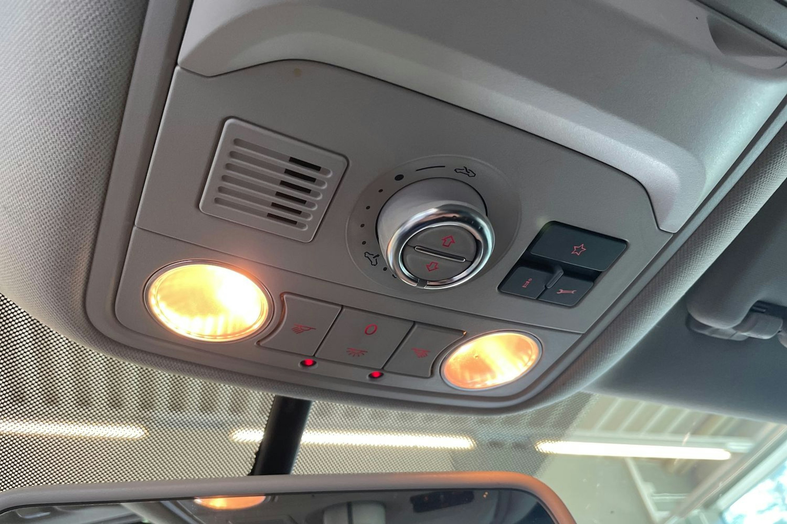 Musta Volkswagen TOURAN 2011 kuva 16.