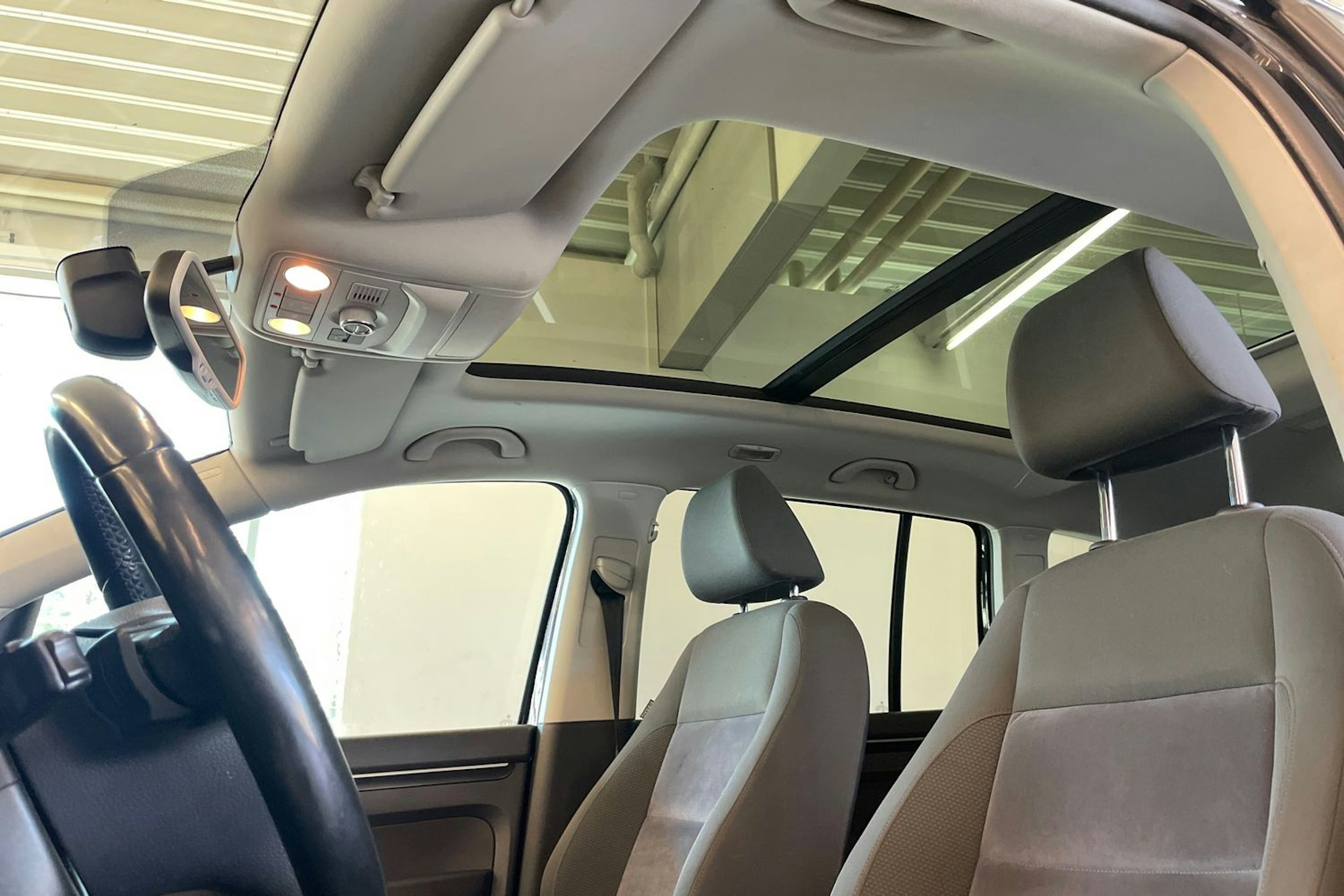 Musta Volkswagen TOURAN 2011 kuva 17.