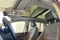 Musta Volkswagen TOURAN 2011 kuva 17.