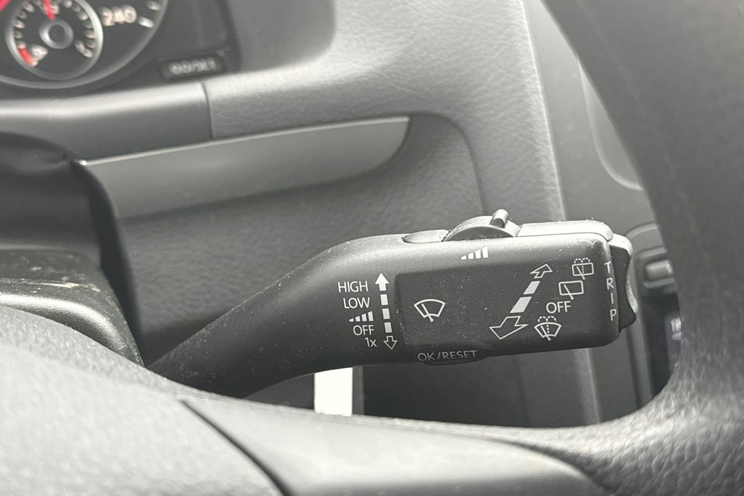 Valkoinen Volkswagen TOURAN 2012 kuva 16.