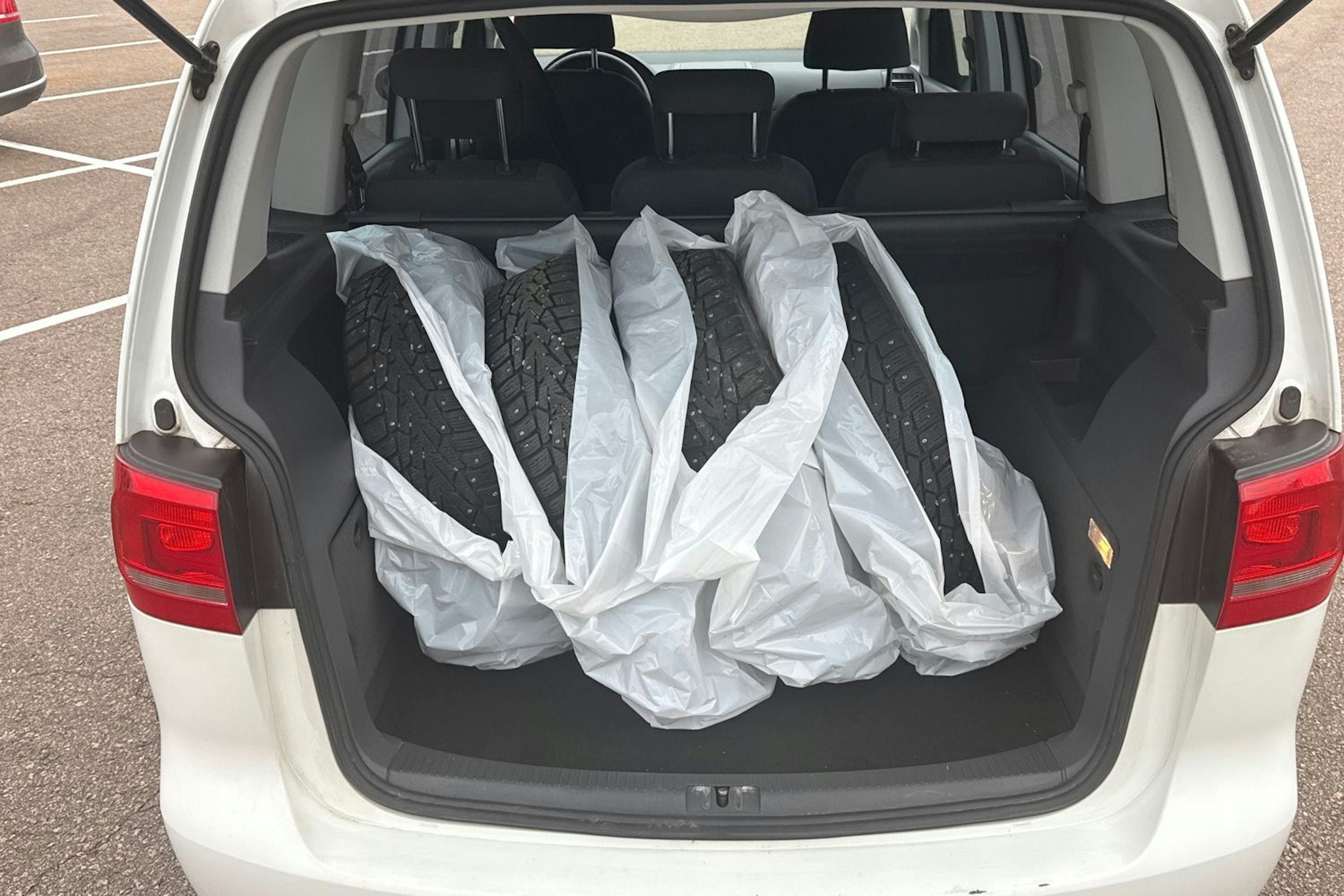 Valkoinen Volkswagen TOURAN 2012 kuva 19.