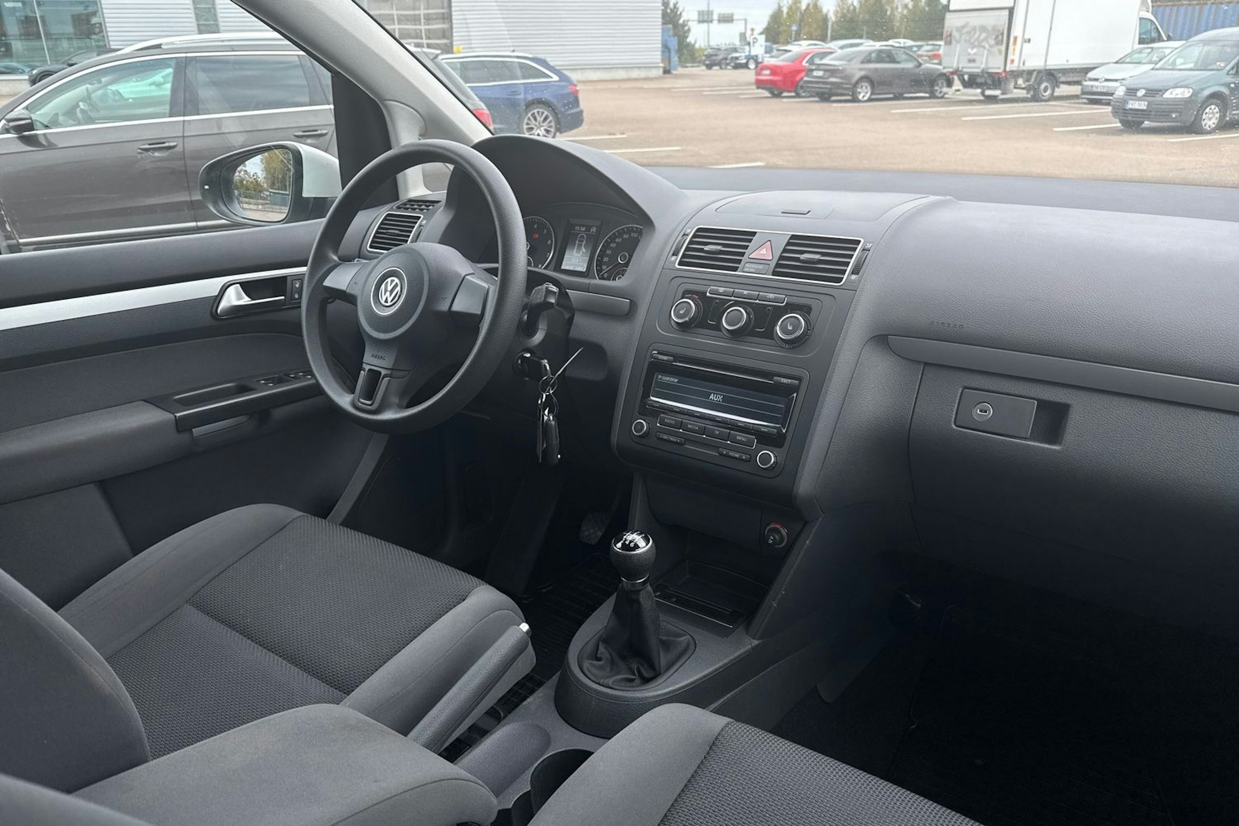 Valkoinen Volkswagen TOURAN 2012 kuva 22.