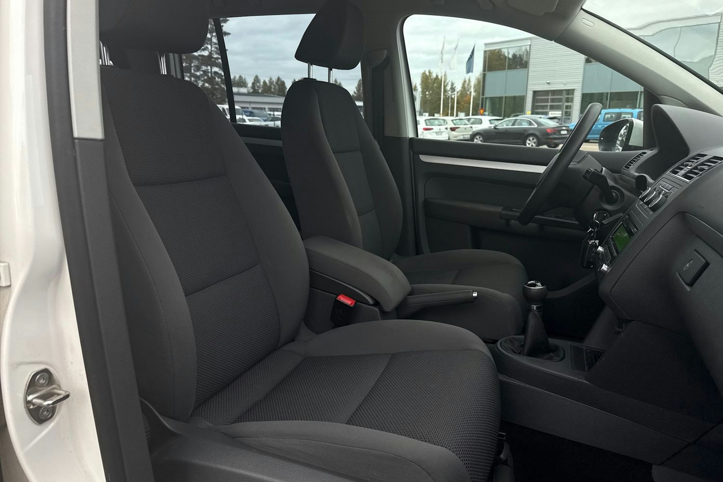 Valkoinen Volkswagen TOURAN 2012 kuva 23.