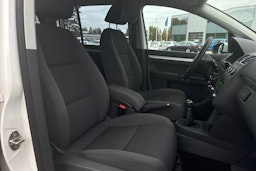 Valkoinen Volkswagen TOURAN 2012 kuva 23.