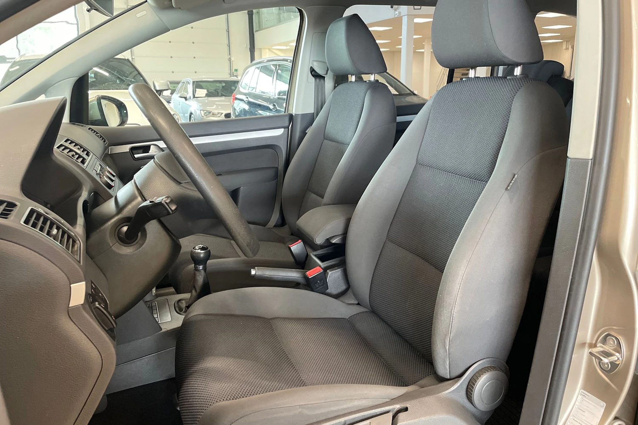 met. ruskea (beige) Volkswagen Touran 2012 kuva 15.