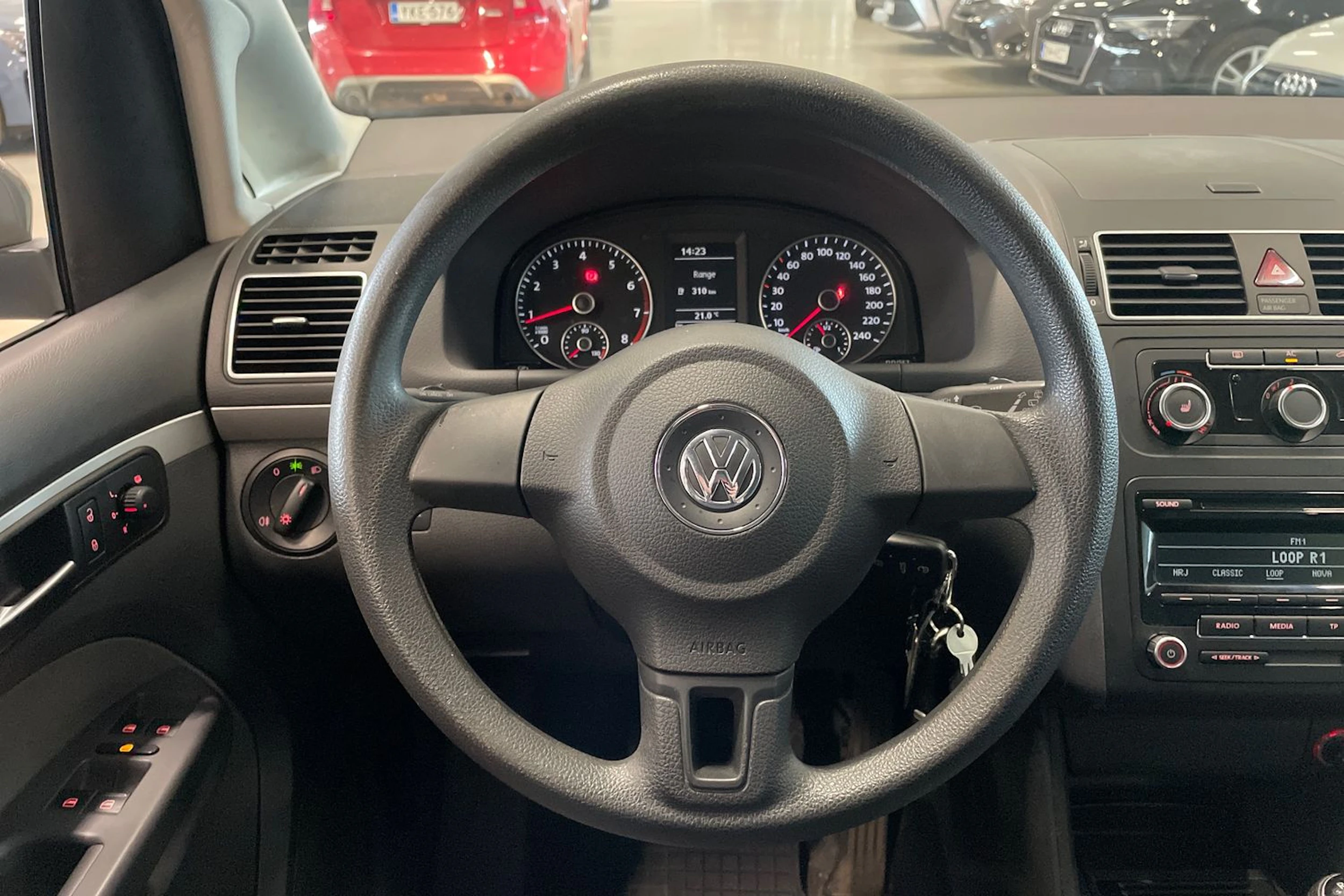 met. ruskea (beige) Volkswagen Touran 2012 kuva 16.