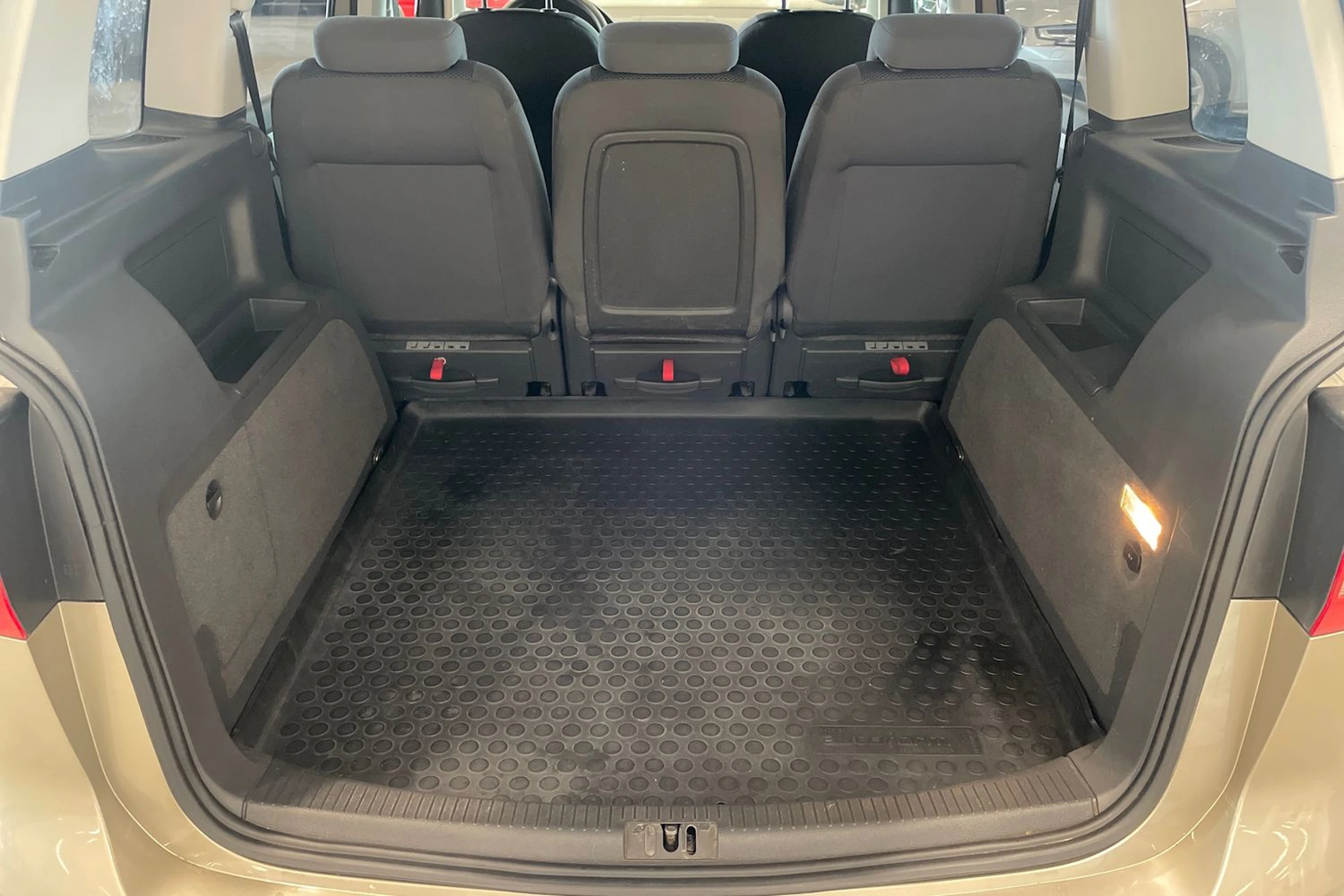 met. ruskea (beige) Volkswagen Touran 2012 kuva 25.