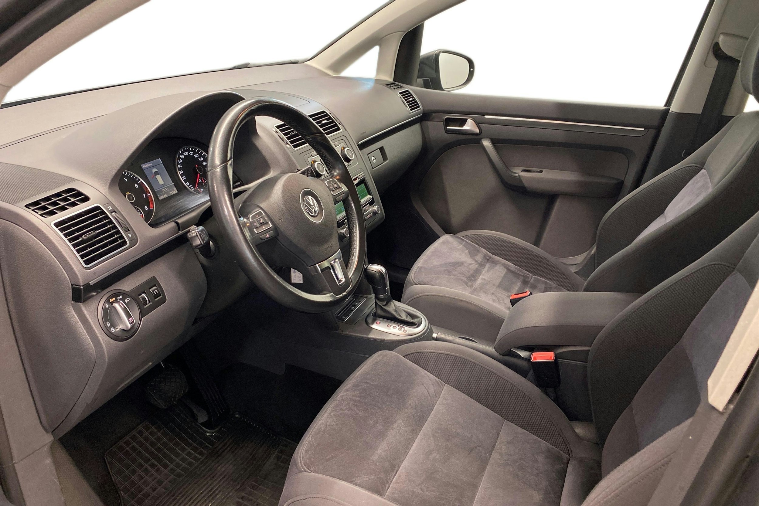 harmaa Volkswagen Touran 2012 kuva 7.