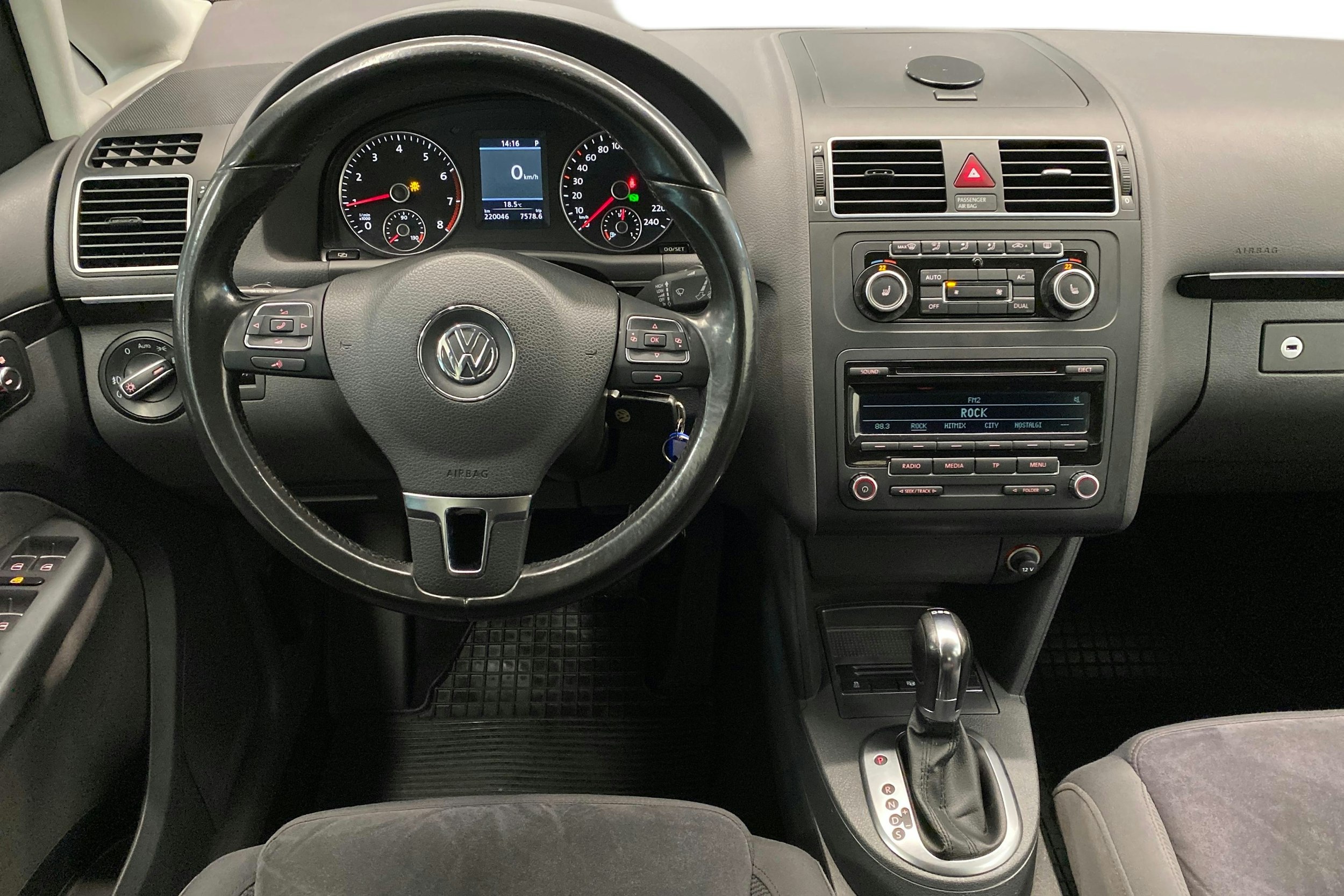 harmaa Volkswagen Touran 2012 kuva 9.