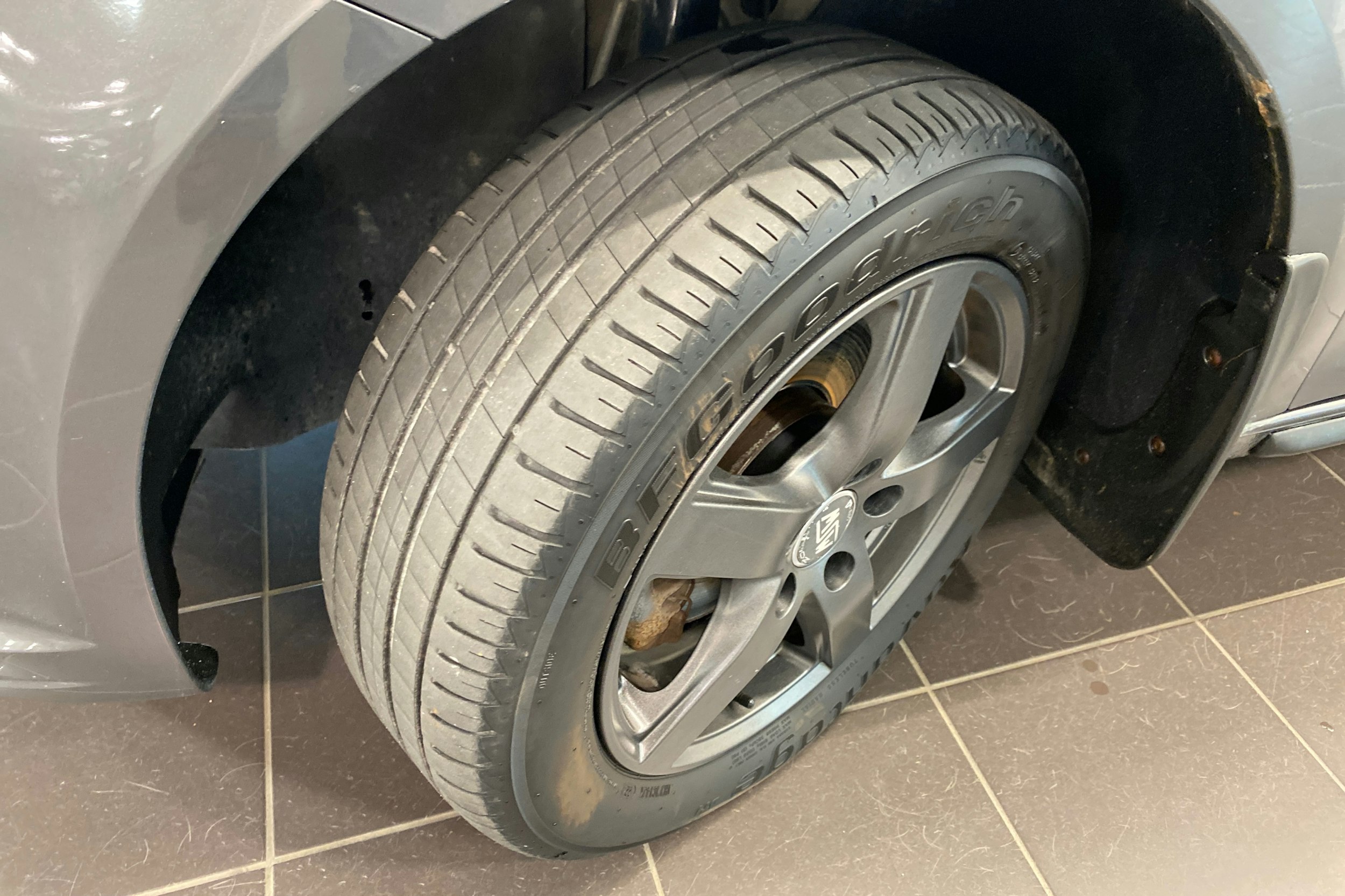 harmaa Volkswagen Touran 2012 kuva 13.