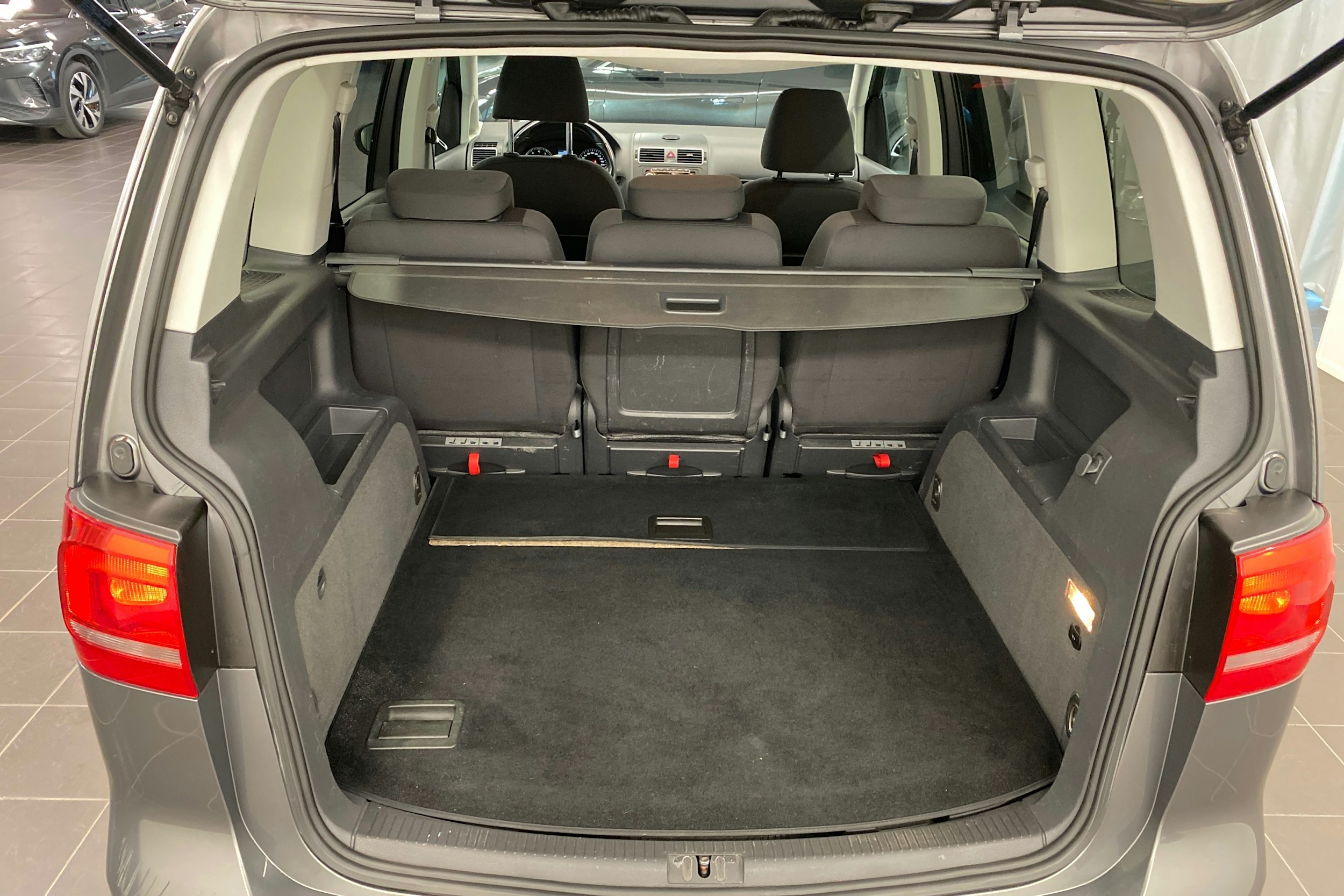 harmaa Volkswagen Touran 2012 kuva 14.