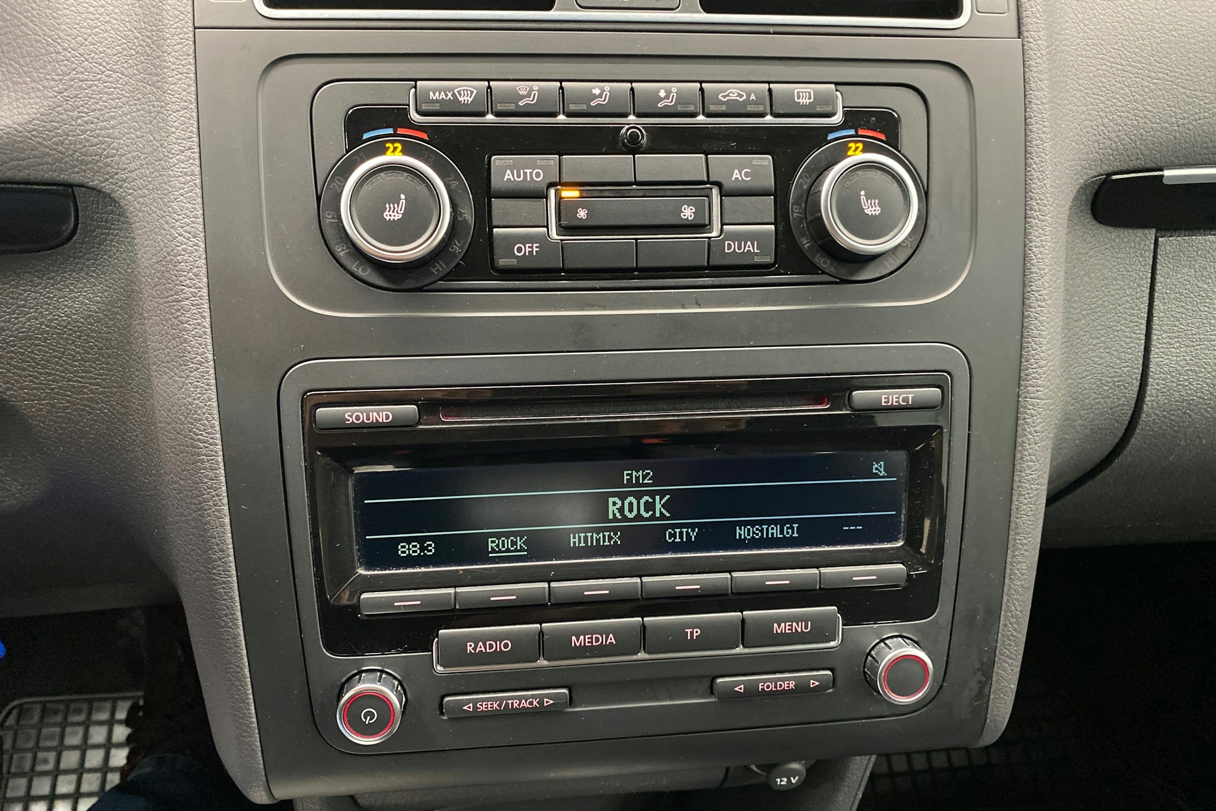 harmaa Volkswagen Touran 2012 kuva 16.