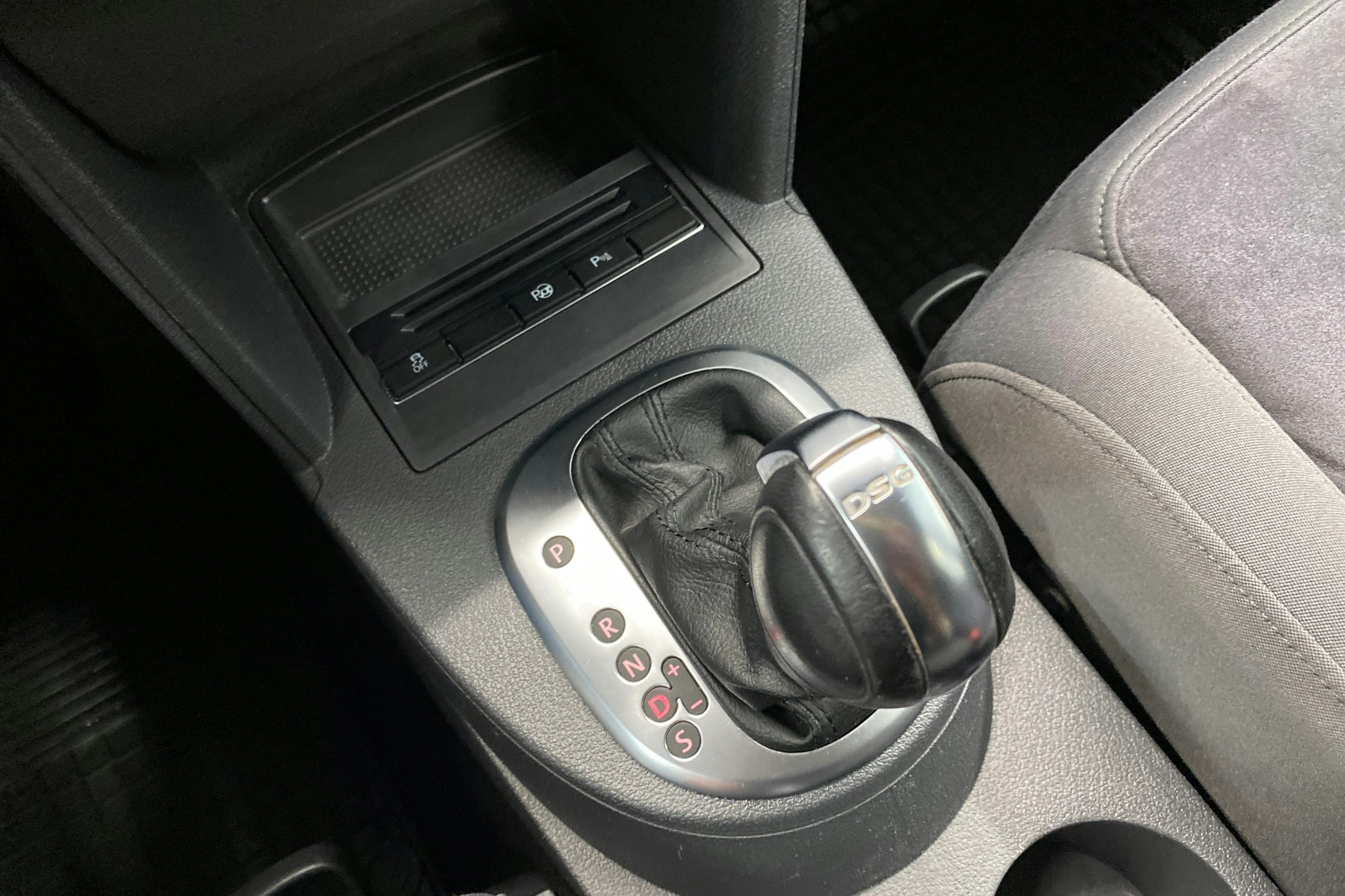 harmaa Volkswagen Touran 2012 kuva 17.