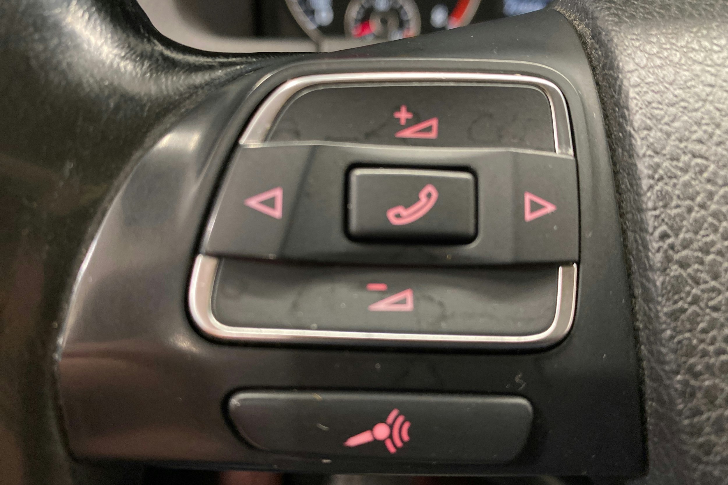 harmaa Volkswagen Touran 2012 kuva 18.