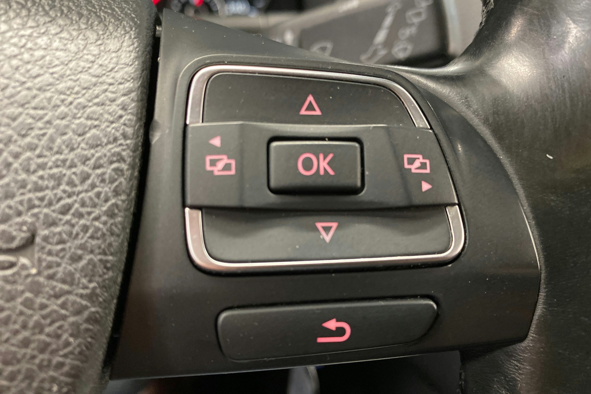 harmaa Volkswagen Touran 2012 kuva 19.