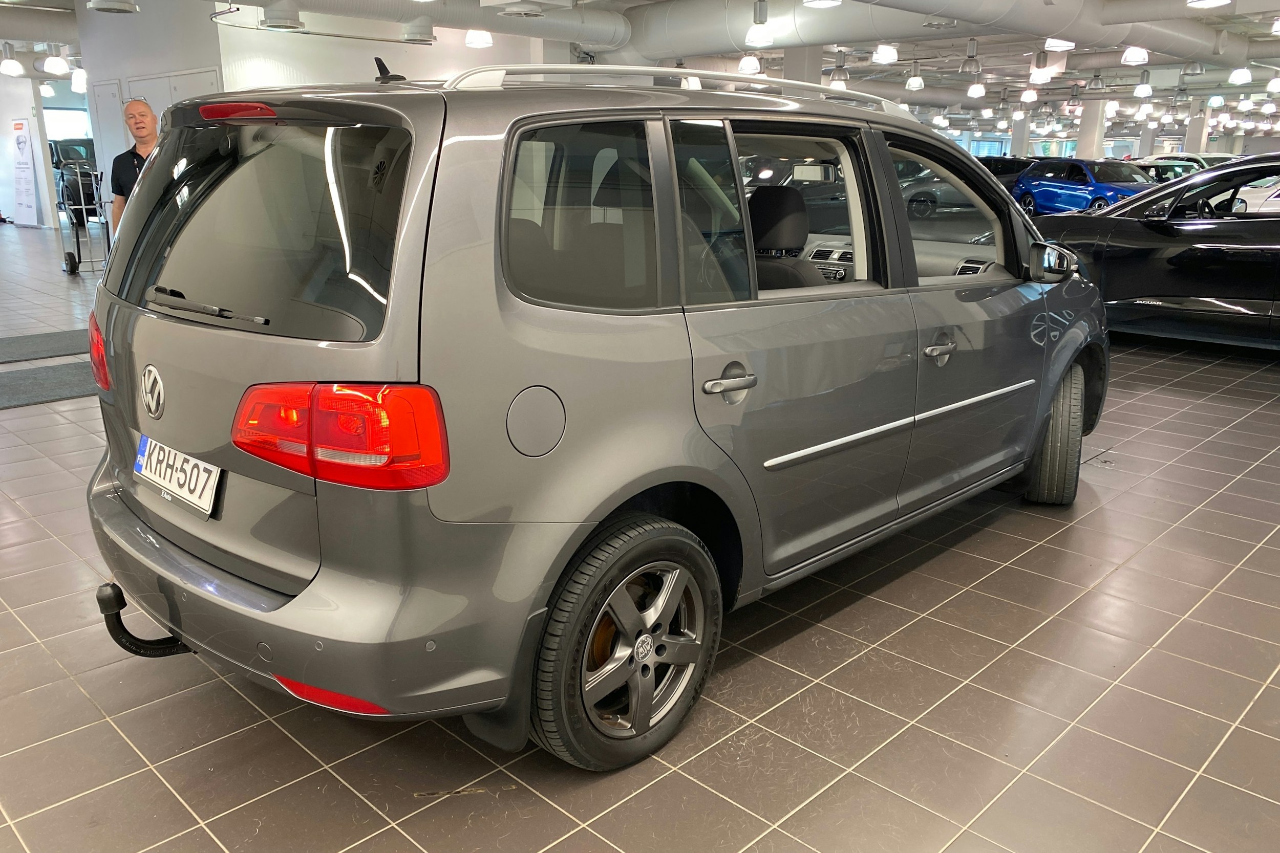harmaa Volkswagen Touran 2012 kuva 22.