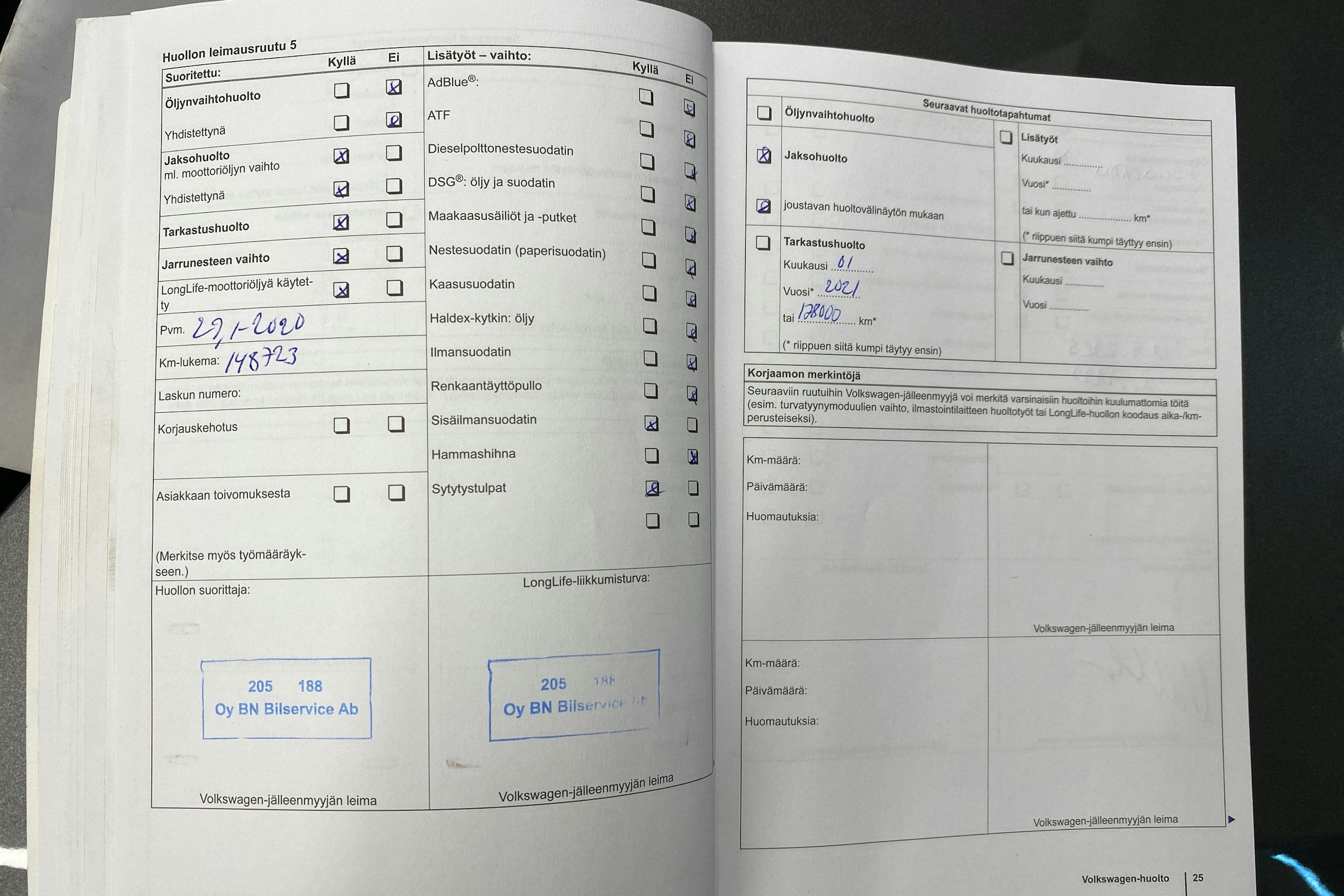 harmaa Volkswagen Touran 2012 kuva 28.