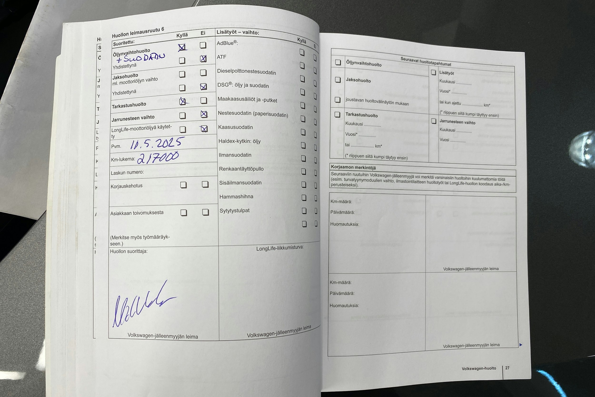 harmaa Volkswagen Touran 2012 kuva 29.