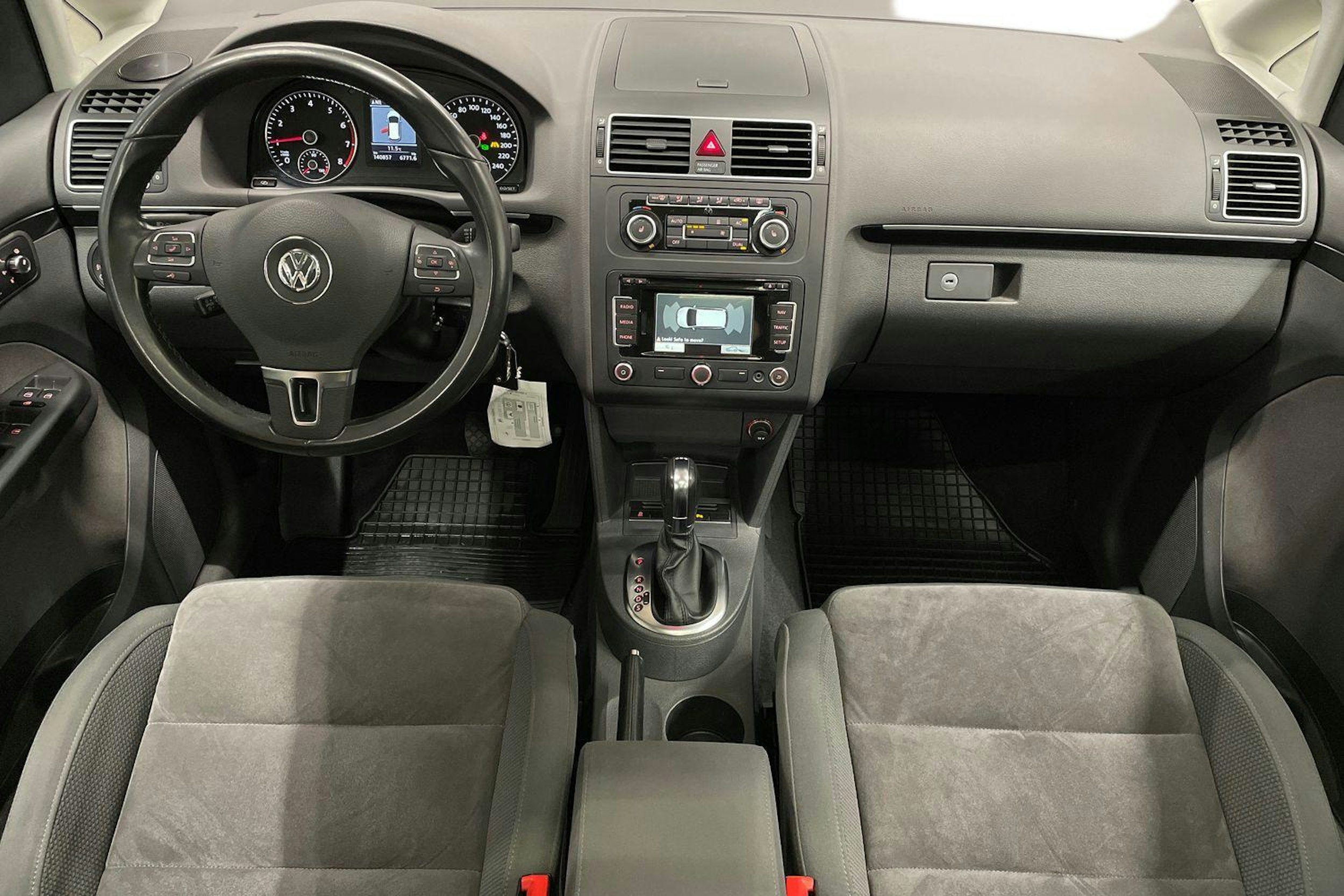 harmaa Volkswagen Touran 2012 kuva 9.