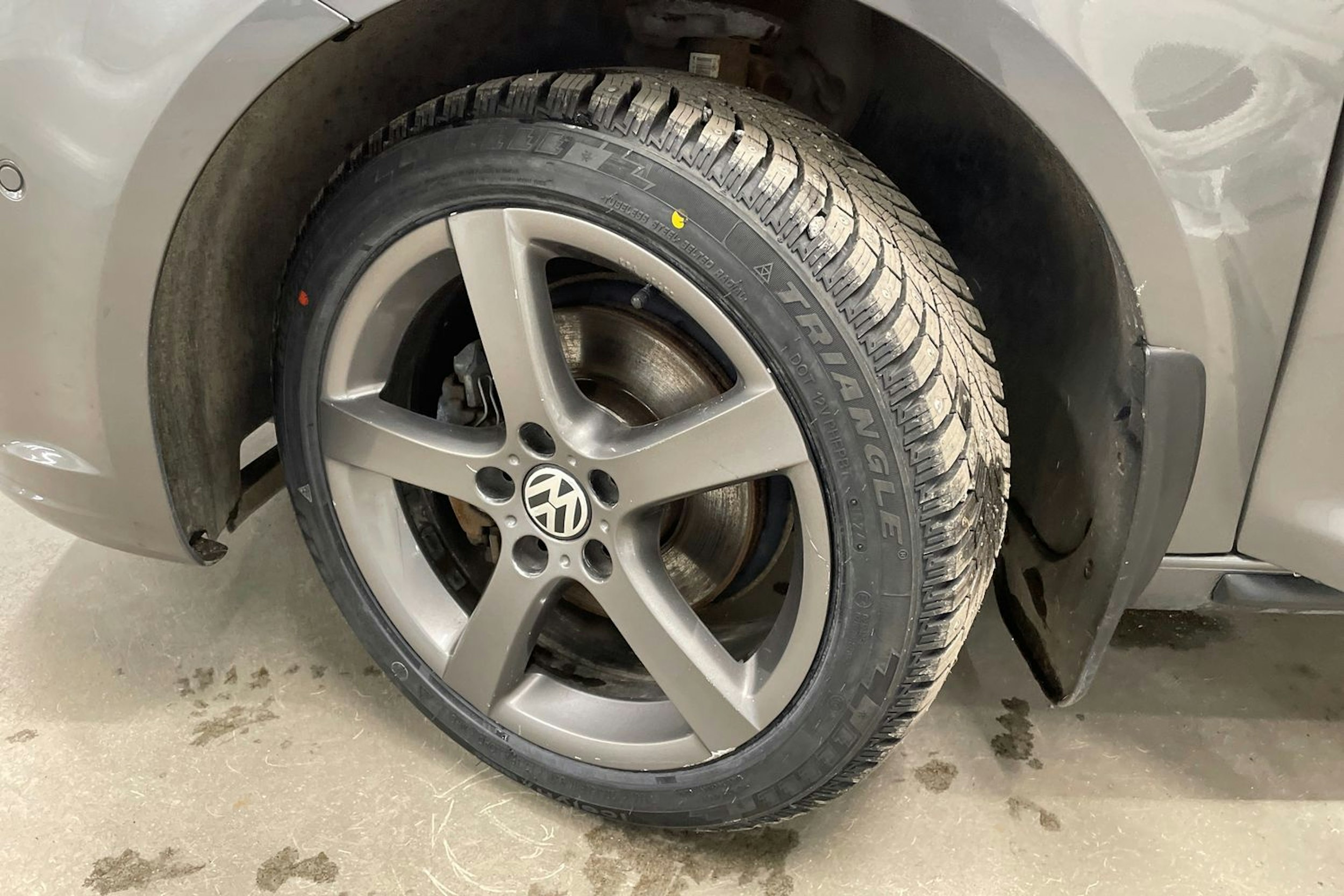 harmaa Volkswagen Touran 2012 kuva 13.