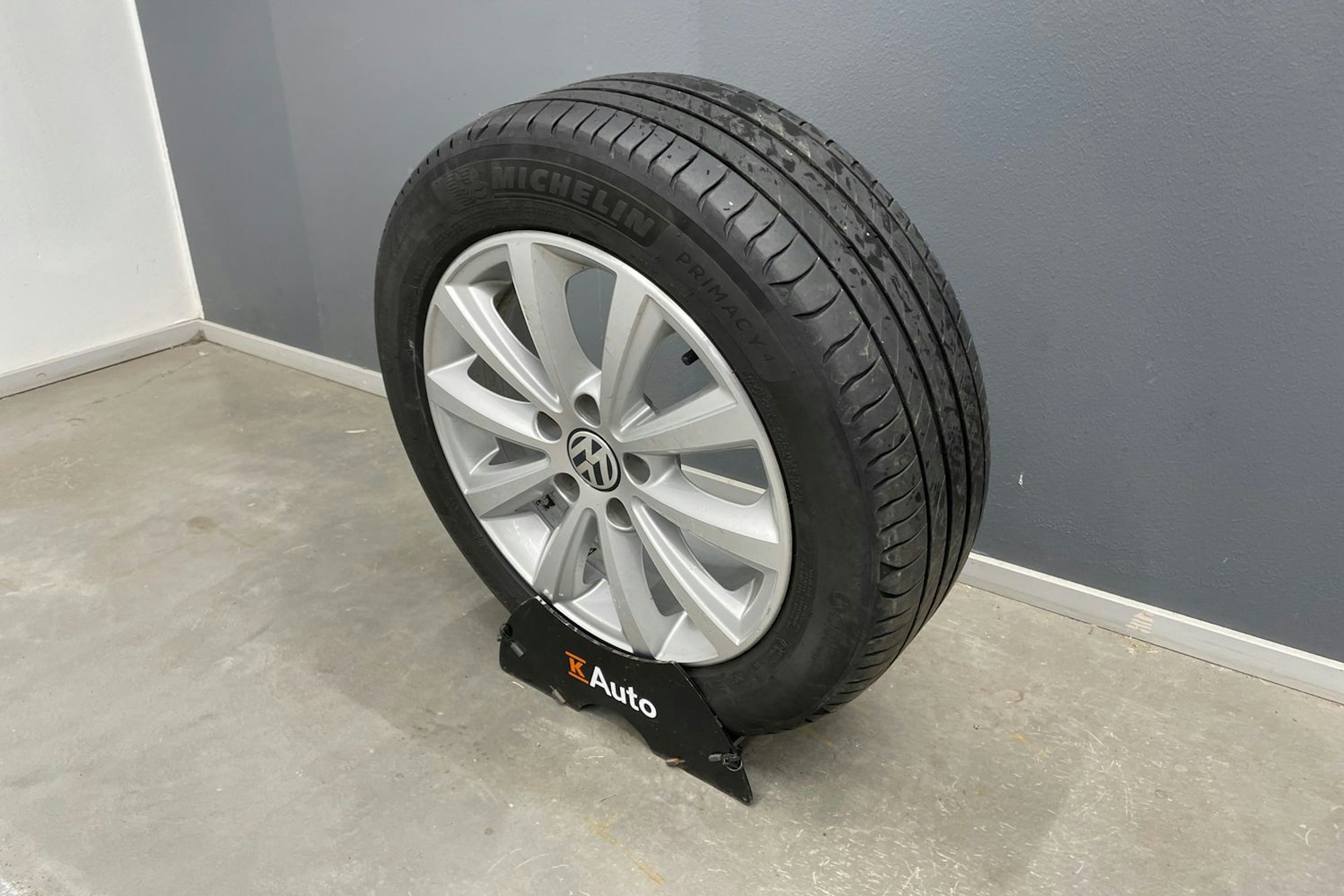 harmaa Volkswagen Touran 2012 kuva 14.