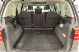 harmaa Volkswagen Touran 2012 kuva 15.