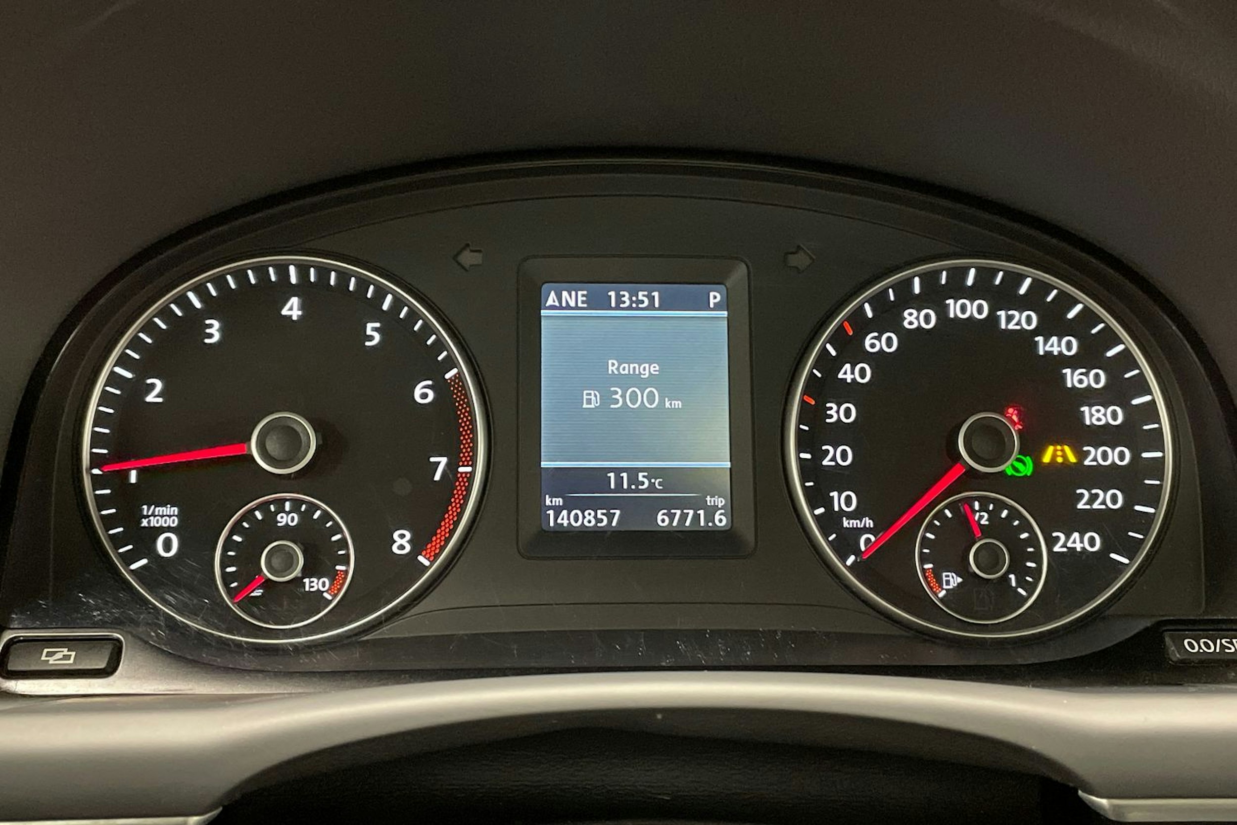 harmaa Volkswagen Touran 2012 kuva 16.