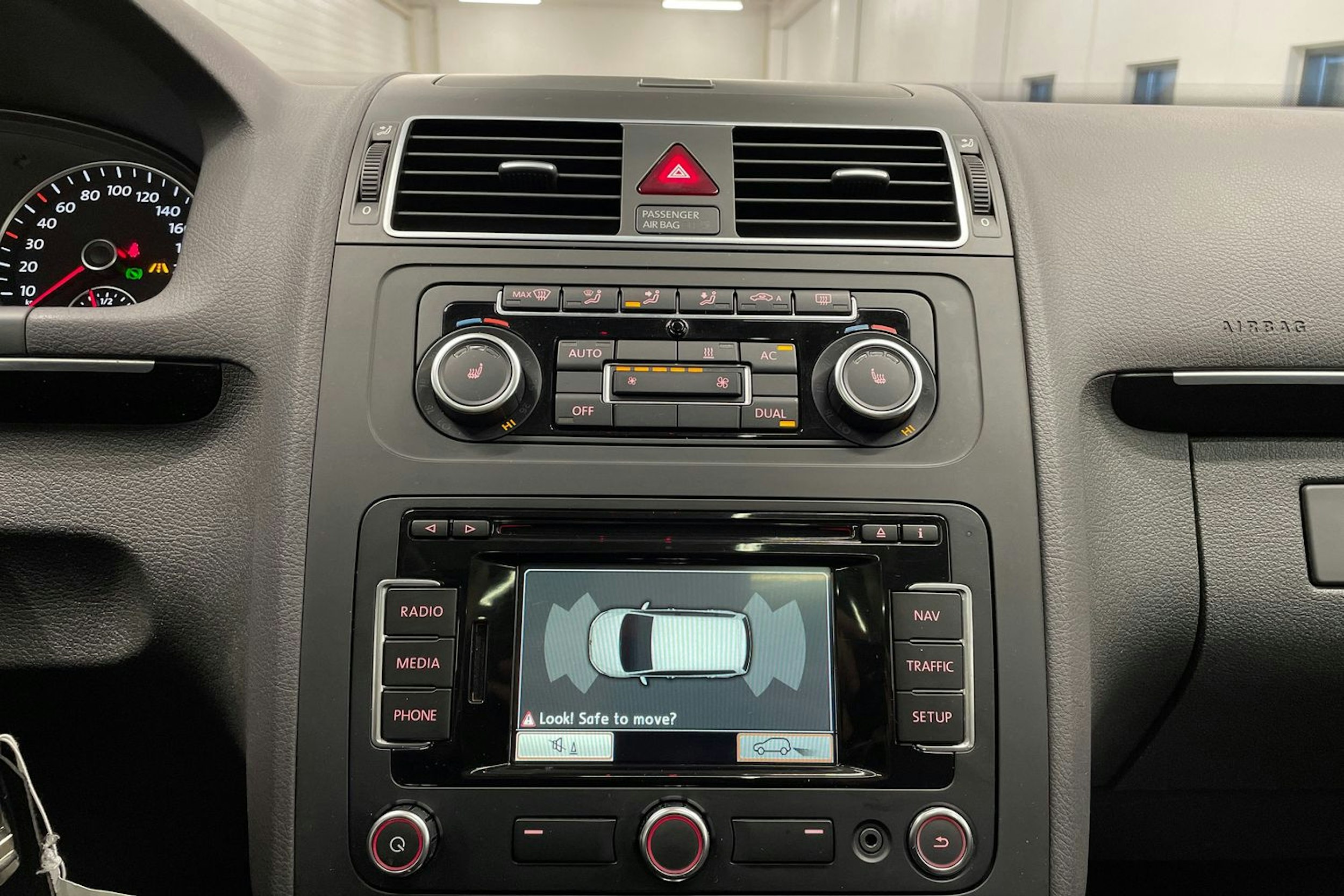 harmaa Volkswagen Touran 2012 kuva 17.