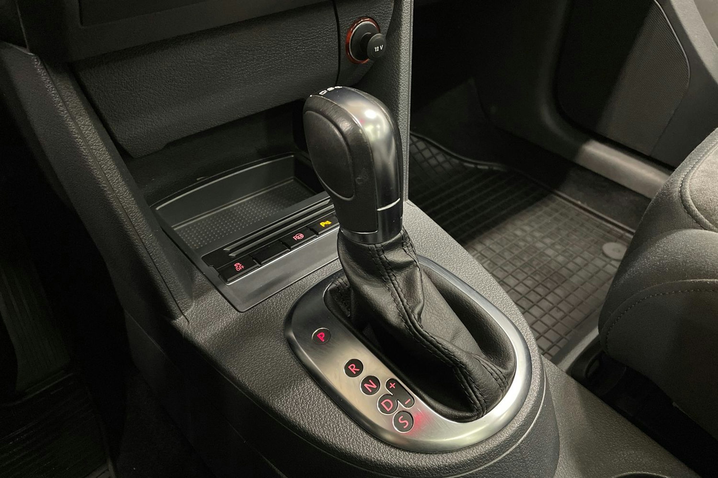 harmaa Volkswagen Touran 2012 kuva 18.