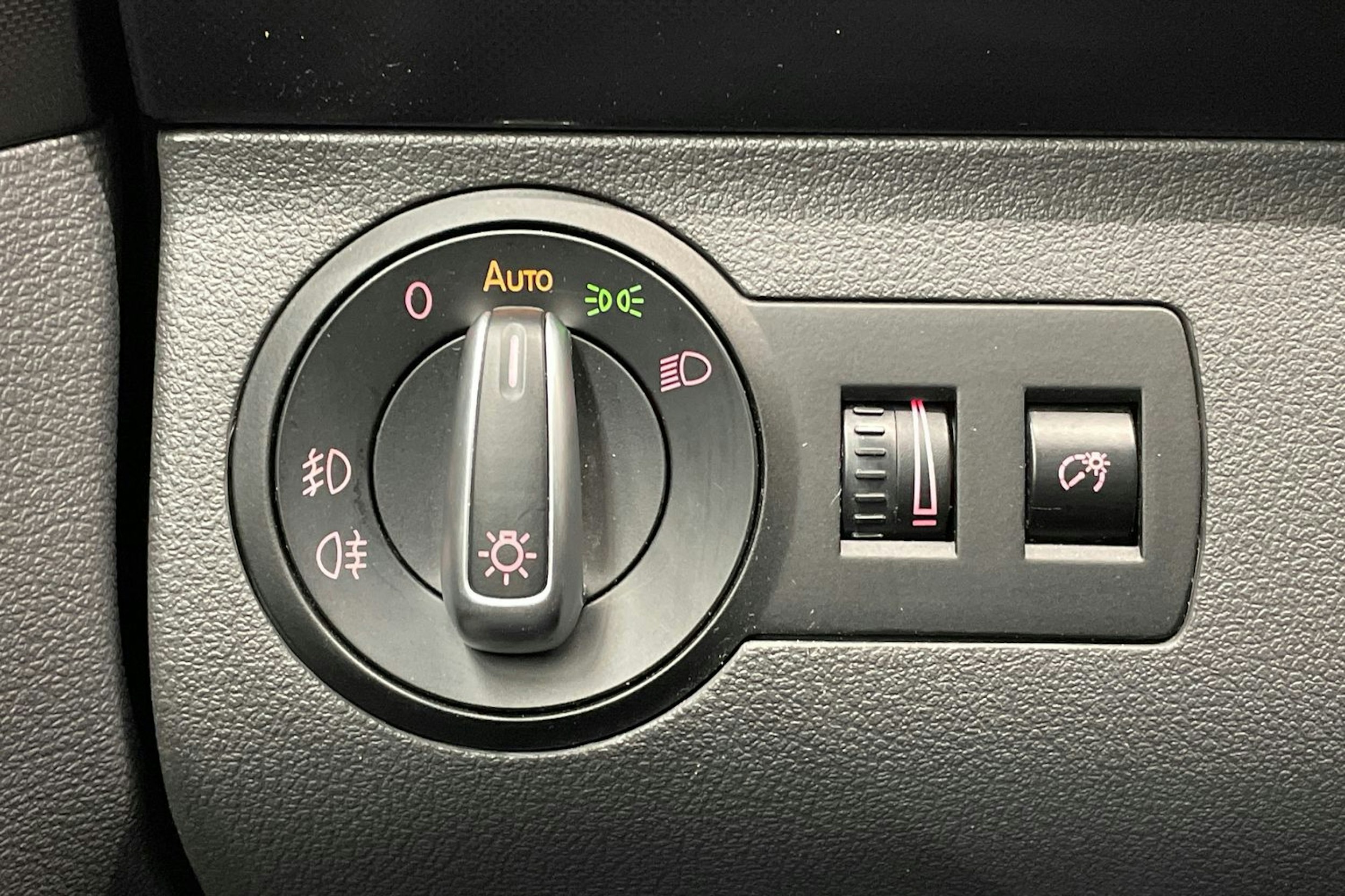 harmaa Volkswagen Touran 2012 kuva 19.