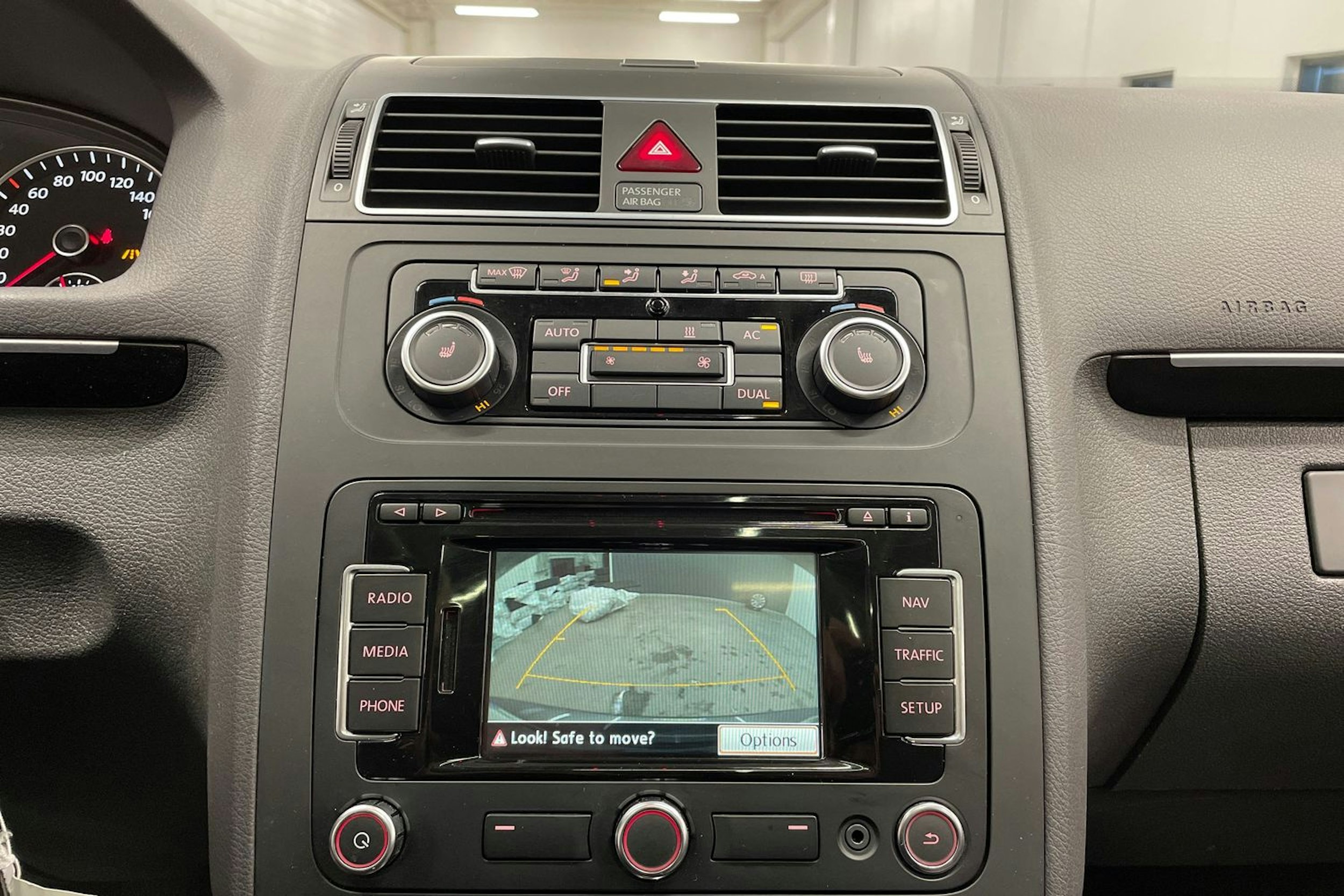 harmaa Volkswagen Touran 2012 kuva 22.