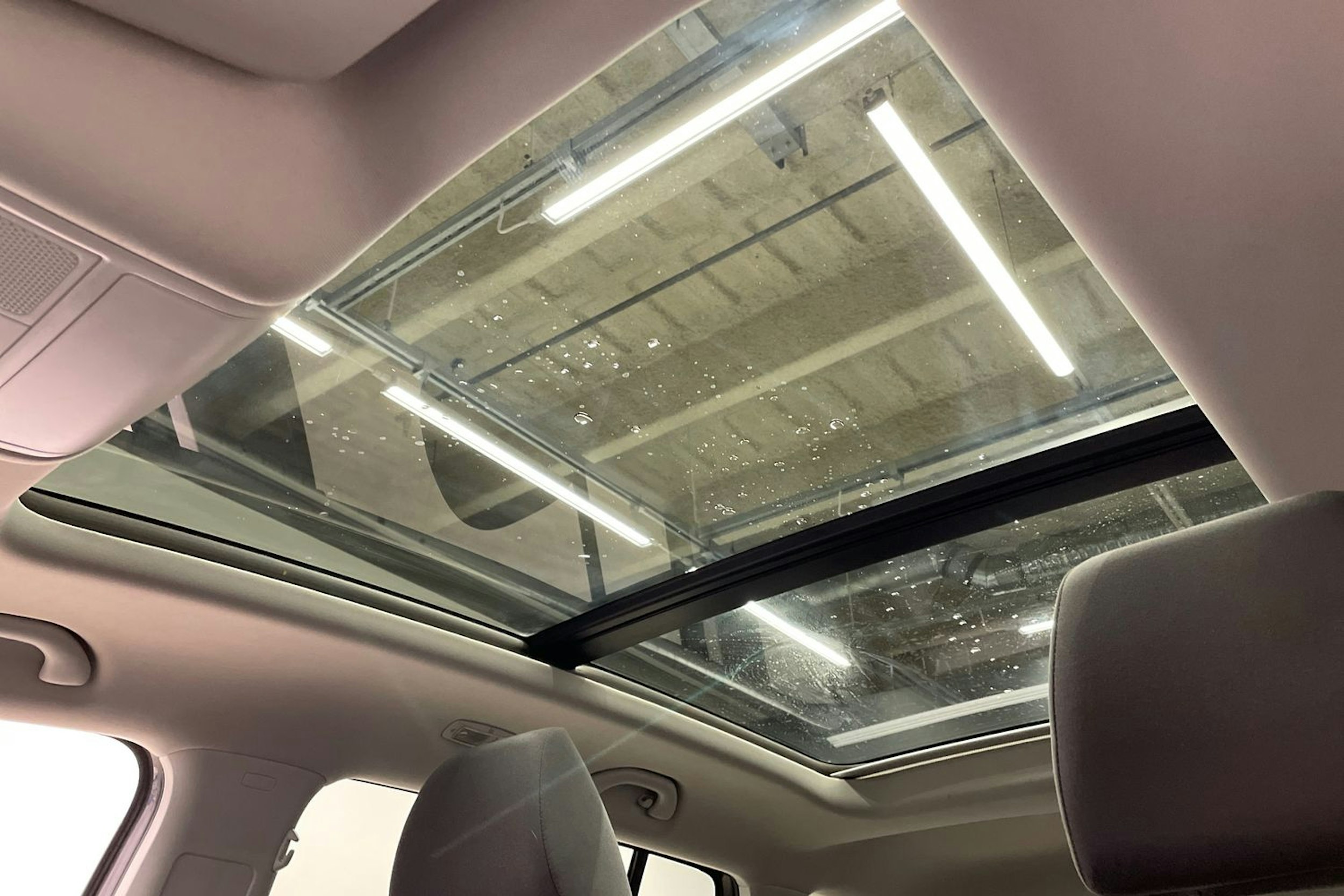 harmaa Volkswagen Touran 2012 kuva 23.