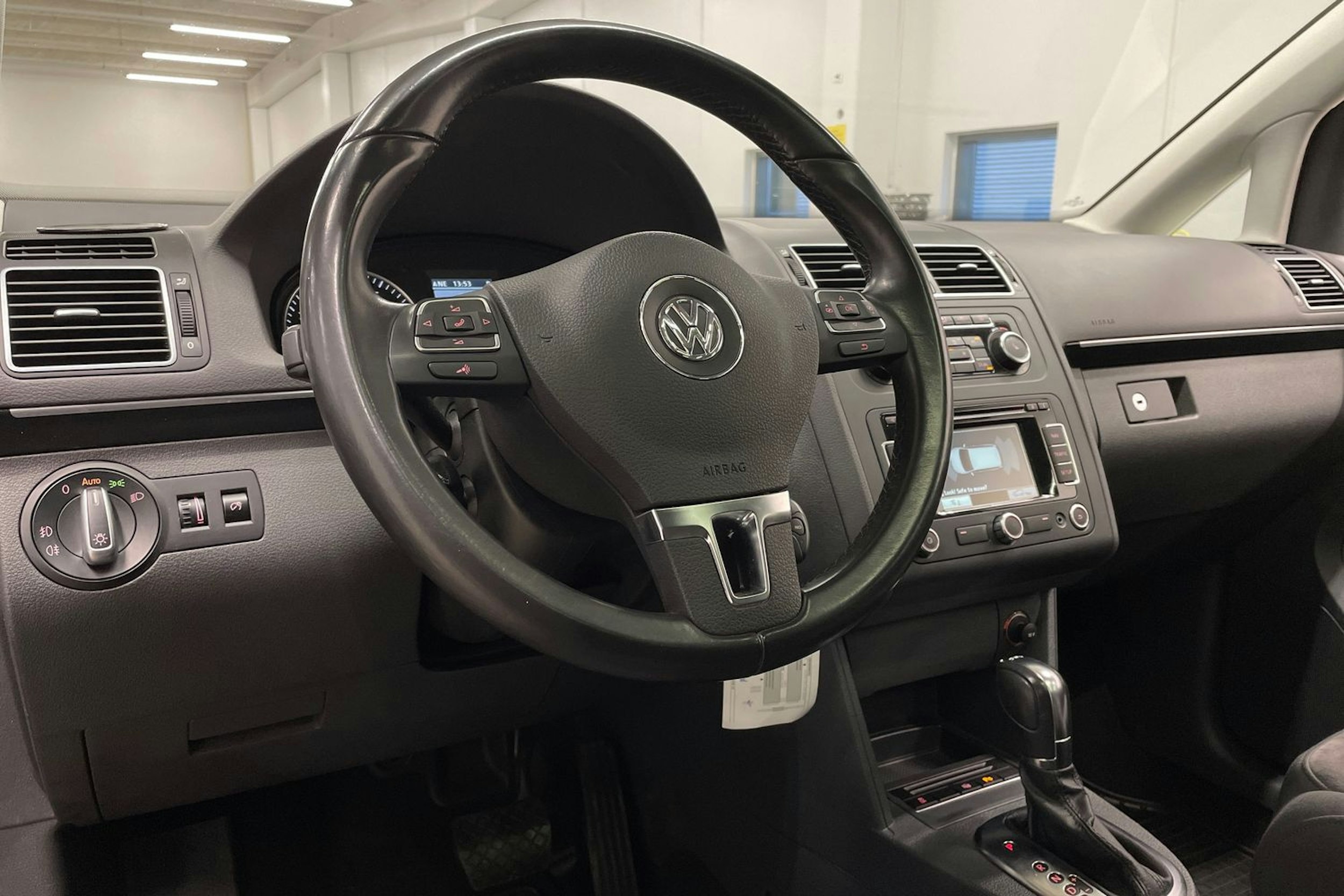 harmaa Volkswagen Touran 2012 kuva 24.