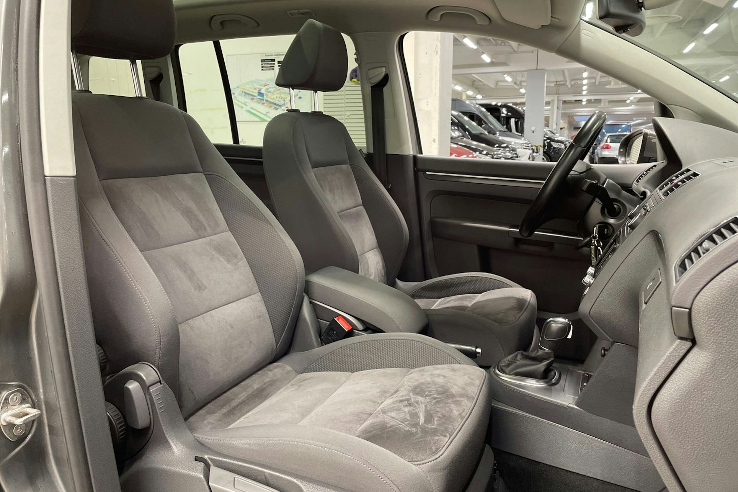 harmaa Volkswagen Touran 2012 kuva 25.