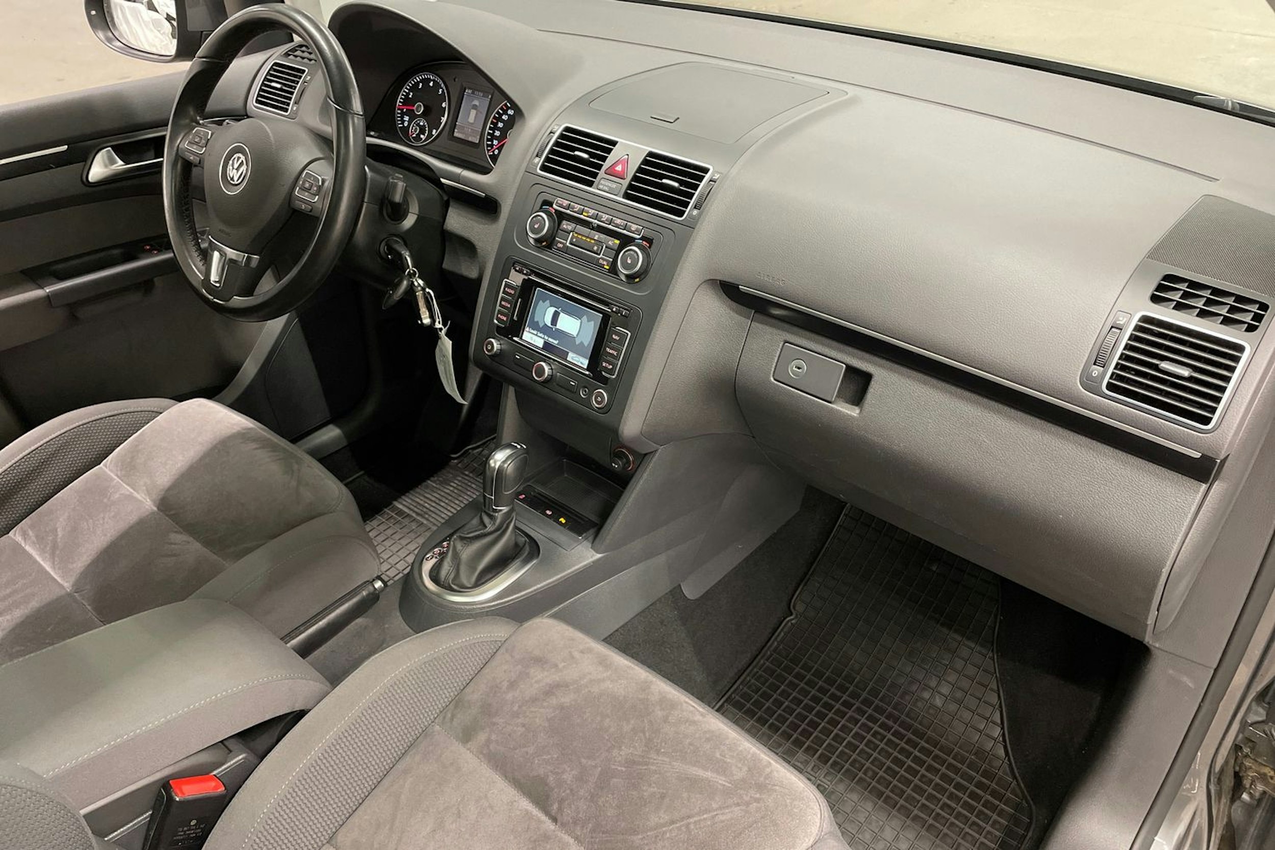 harmaa Volkswagen Touran 2012 kuva 26.