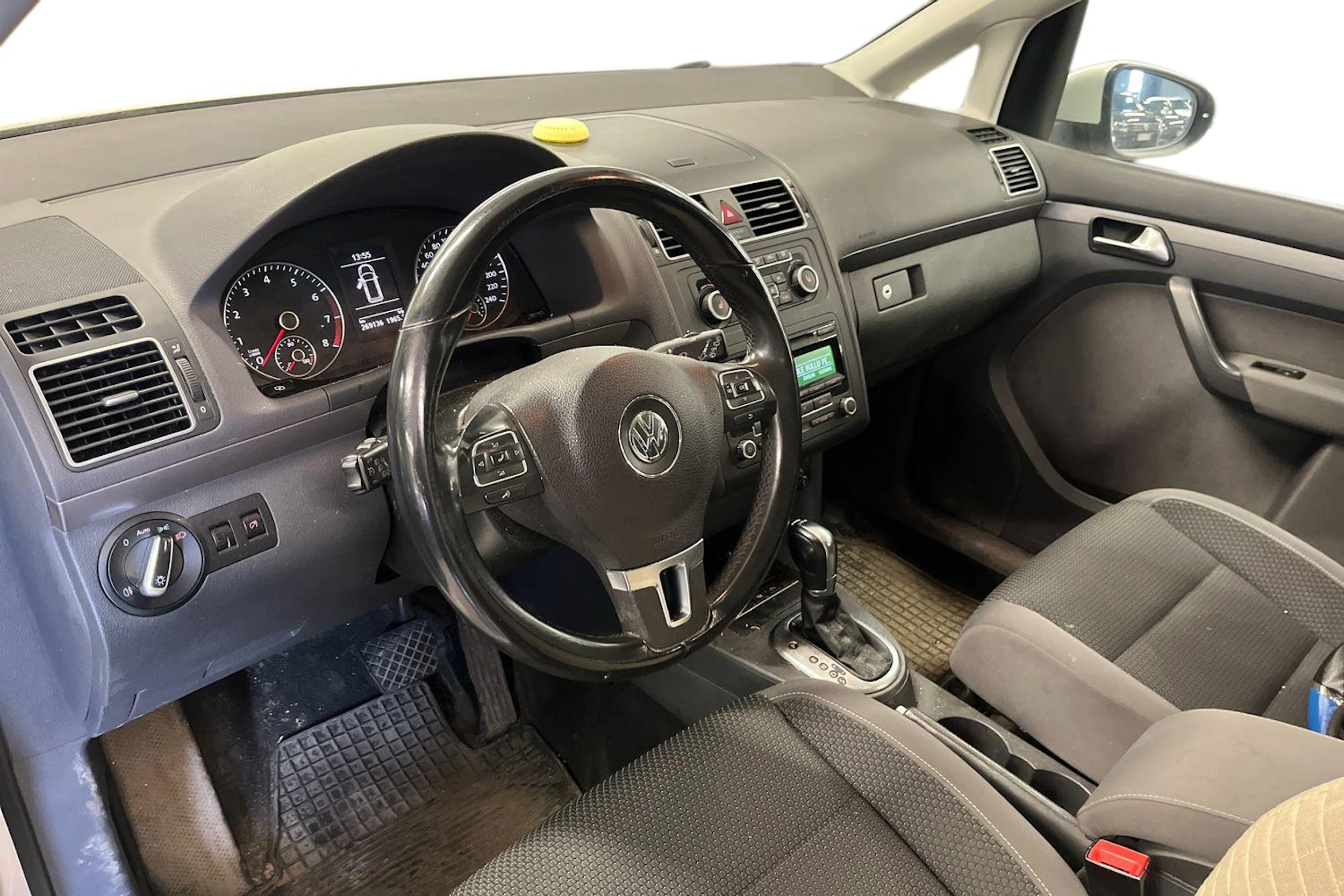 Valkoinen Volkswagen TOURAN 2012 kuva 8.
