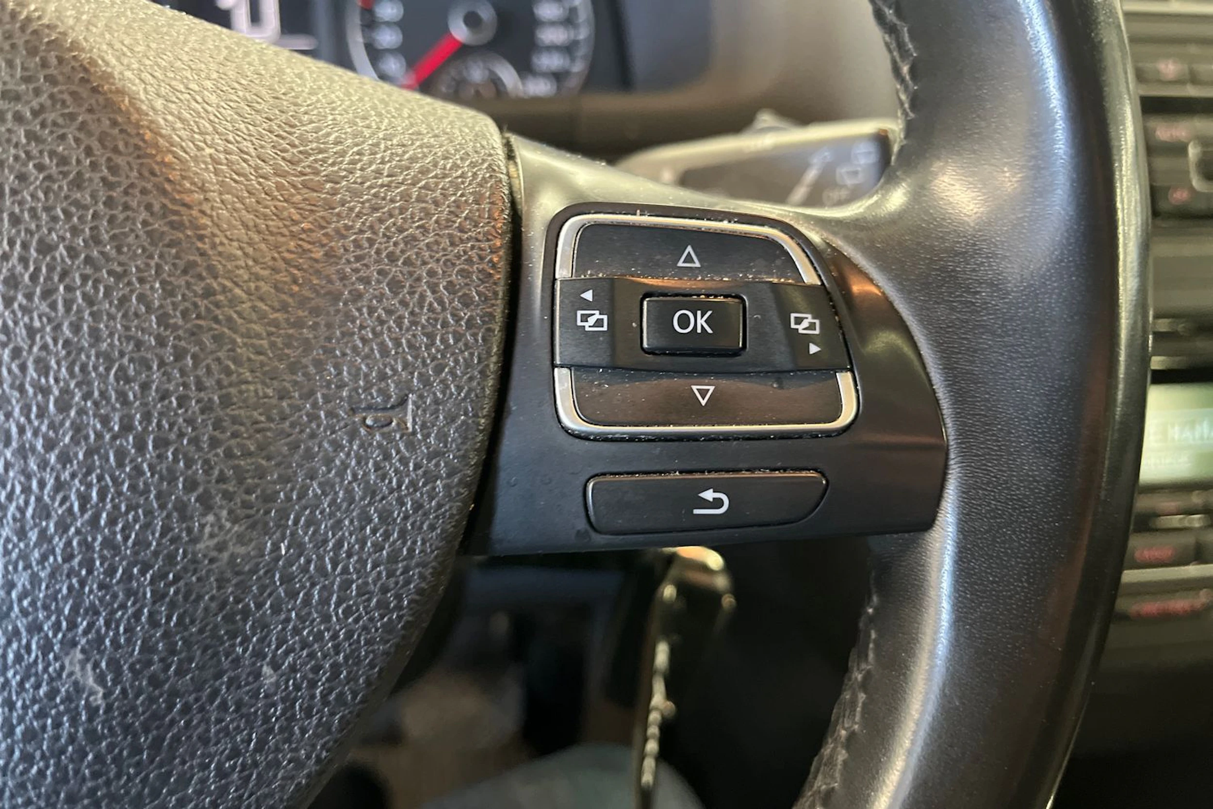 Valkoinen Volkswagen TOURAN 2012 kuva 13.