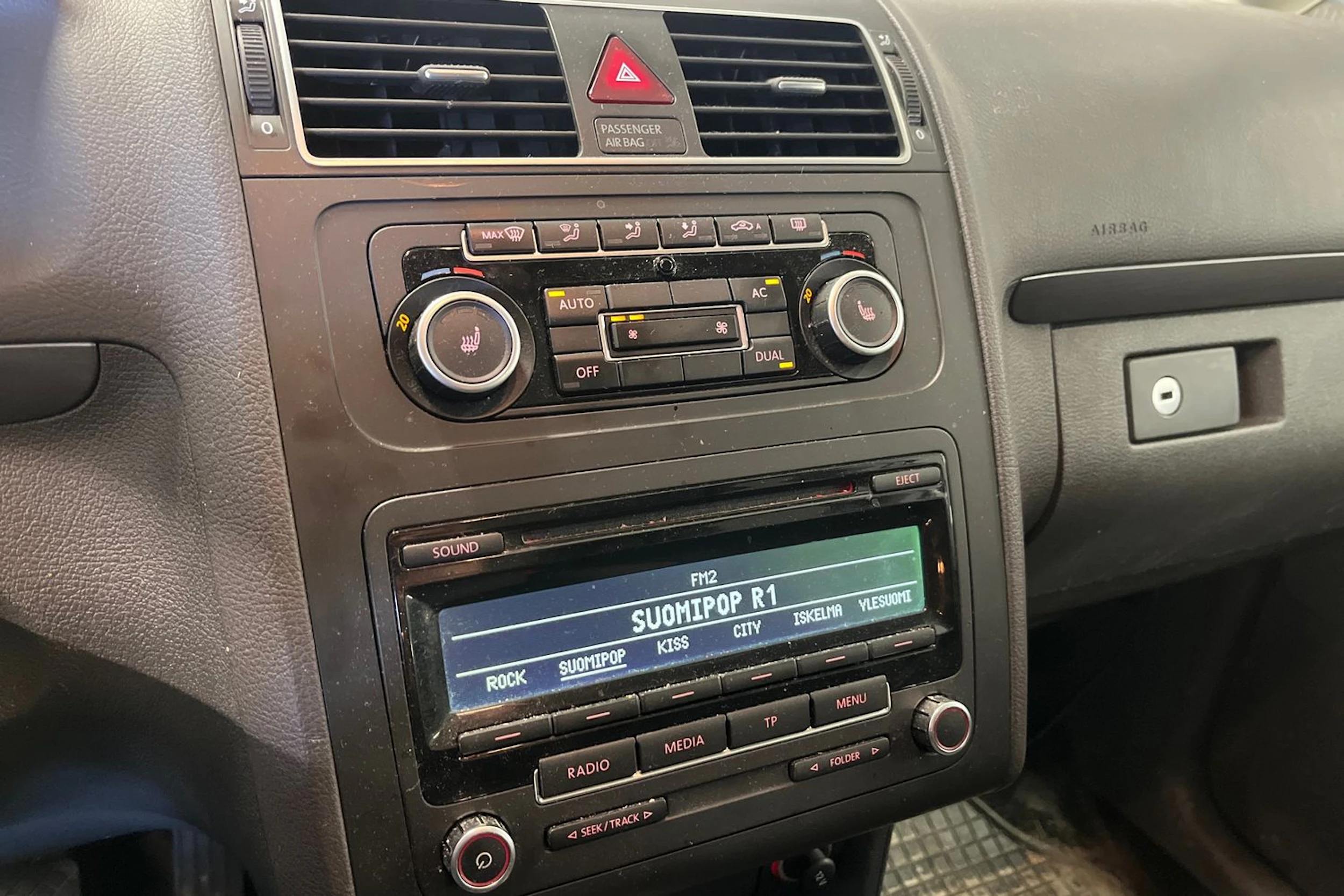 Valkoinen Volkswagen TOURAN 2012 kuva 17.