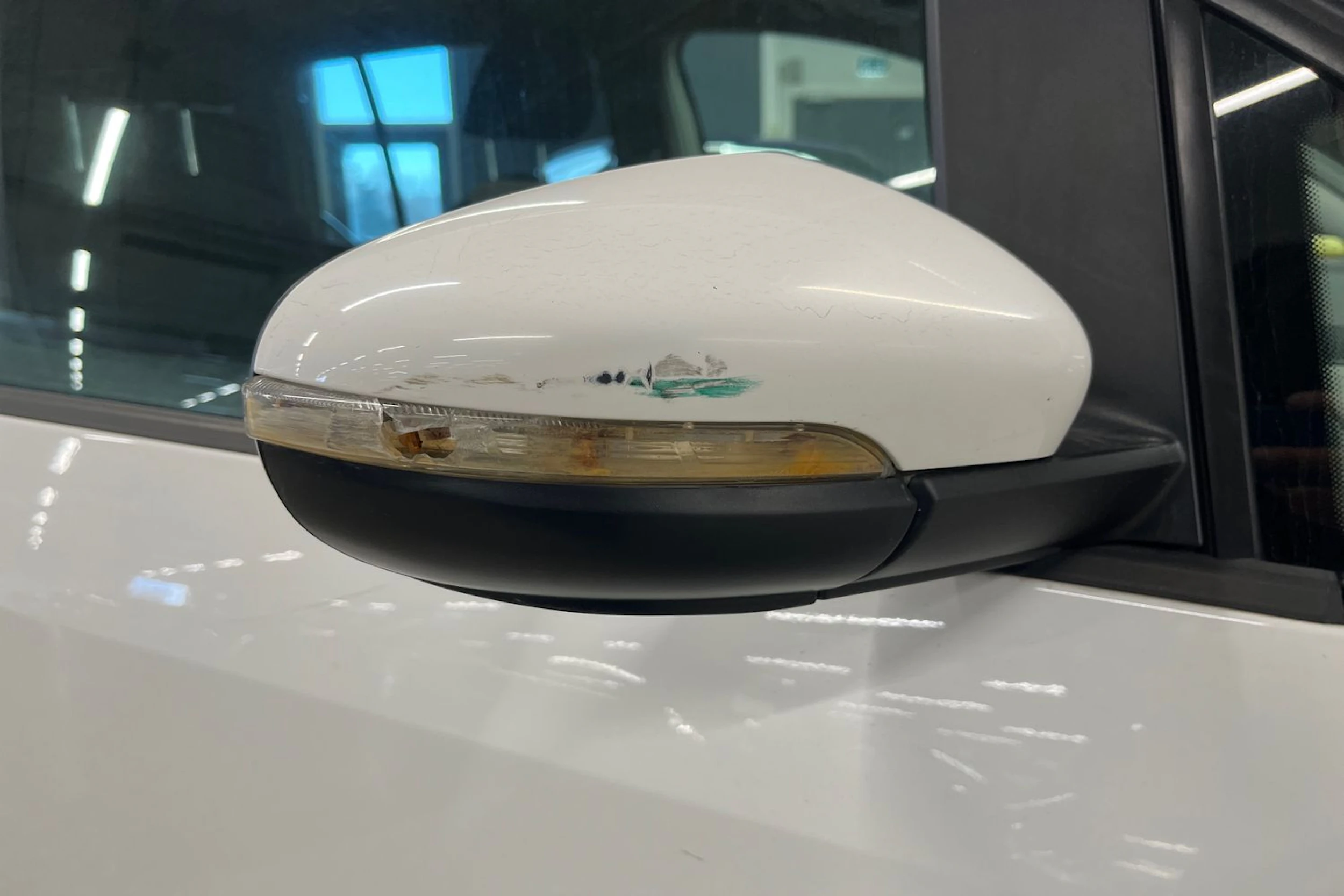 Valkoinen Volkswagen TOURAN 2012 kuva 21.