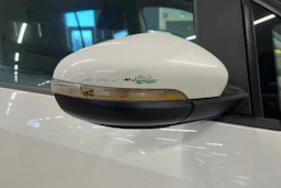 Valkoinen Volkswagen TOURAN 2012 kuva 21.