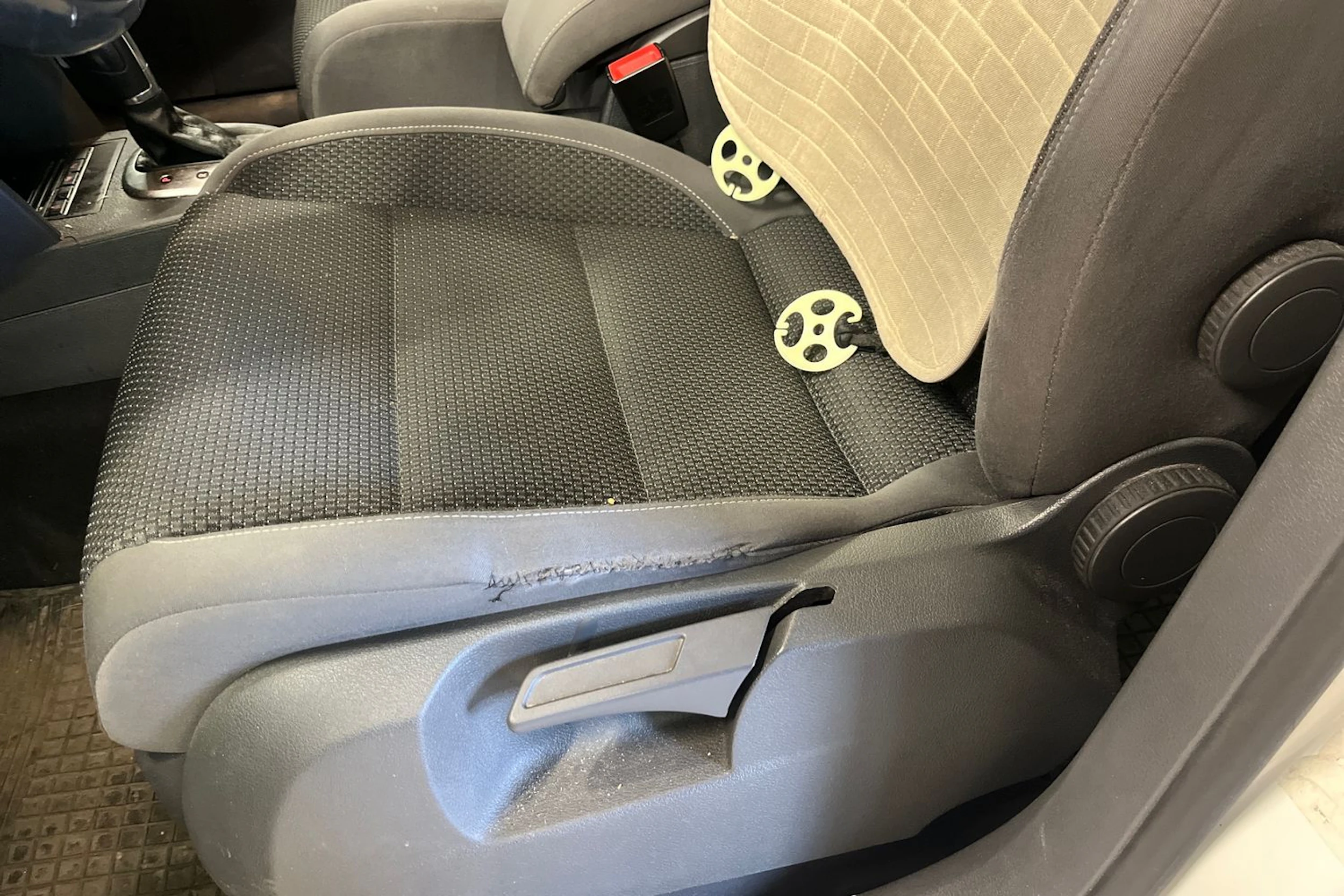 Valkoinen Volkswagen TOURAN 2012 kuva 29.