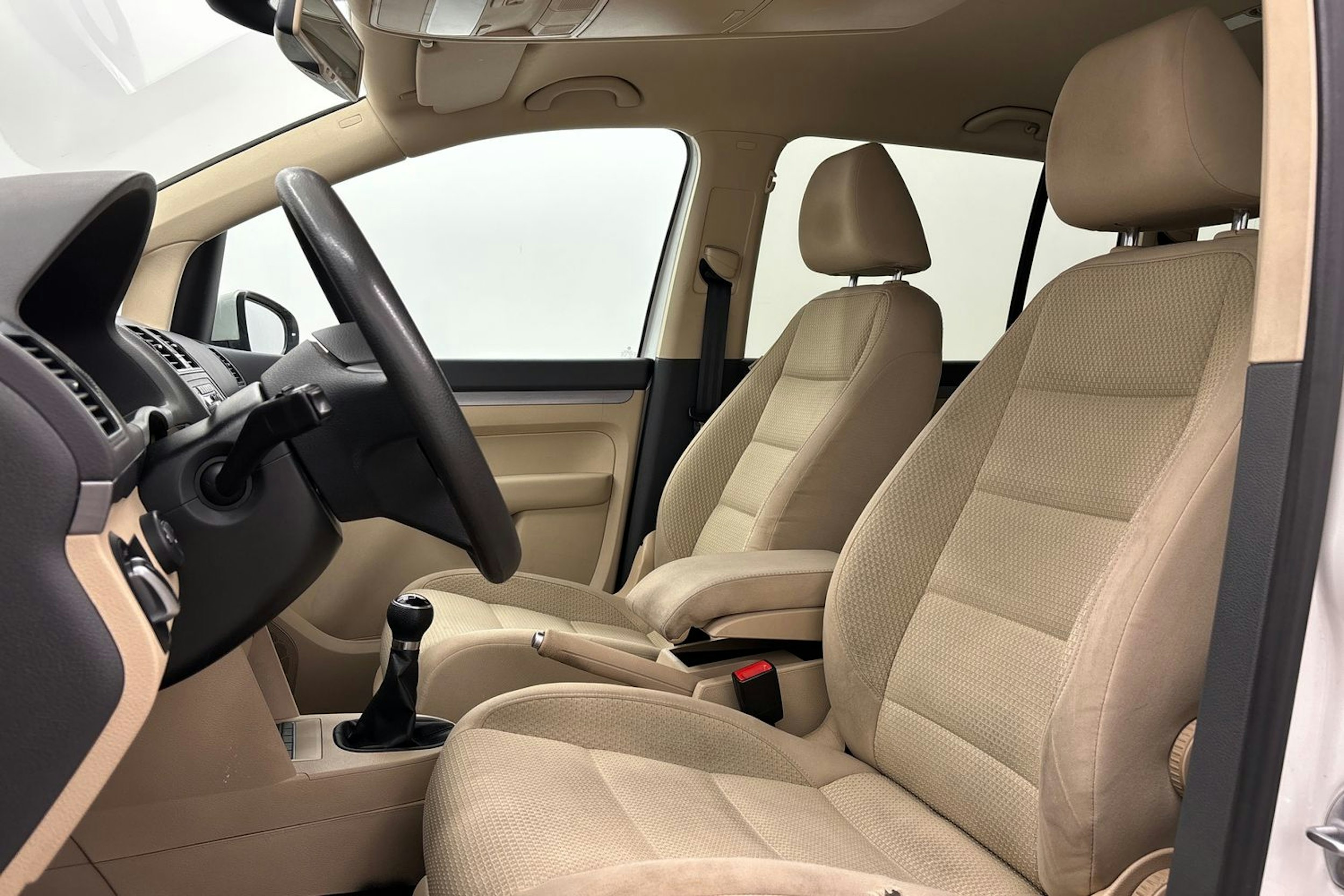 Valkoinen Volkswagen Touran 2012 kuva 14.
