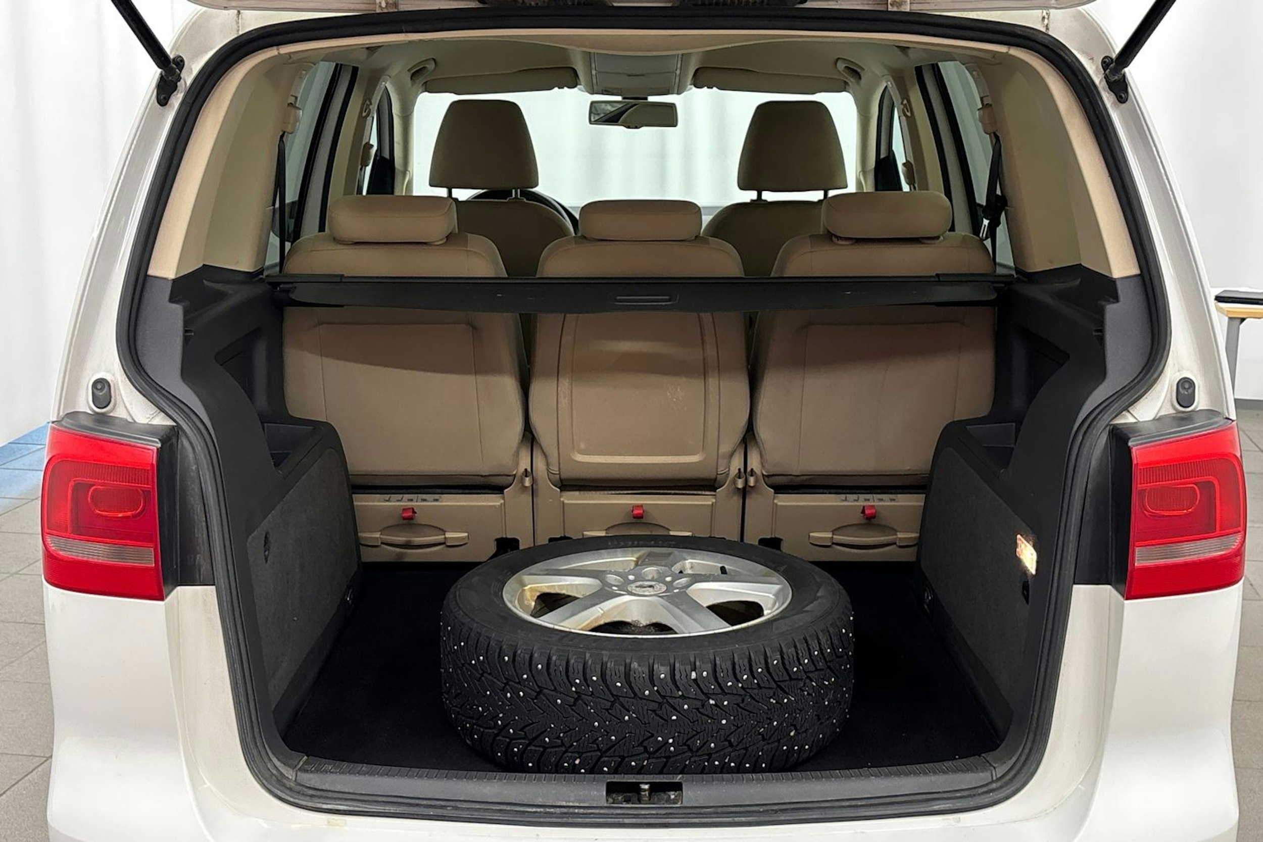 Valkoinen Volkswagen Touran 2012 kuva 15.