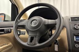 Valkoinen Volkswagen Touran 2012 kuva 16.