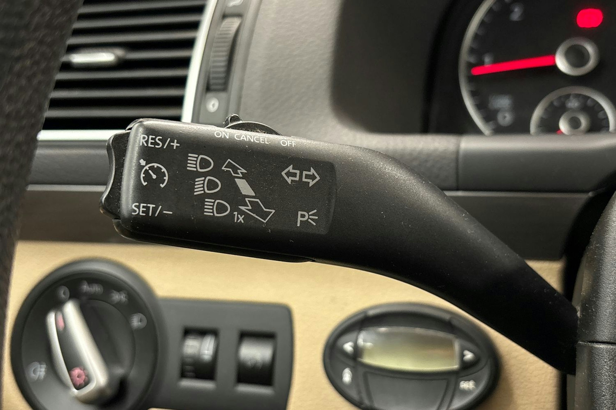 Valkoinen Volkswagen Touran 2012 kuva 17.
