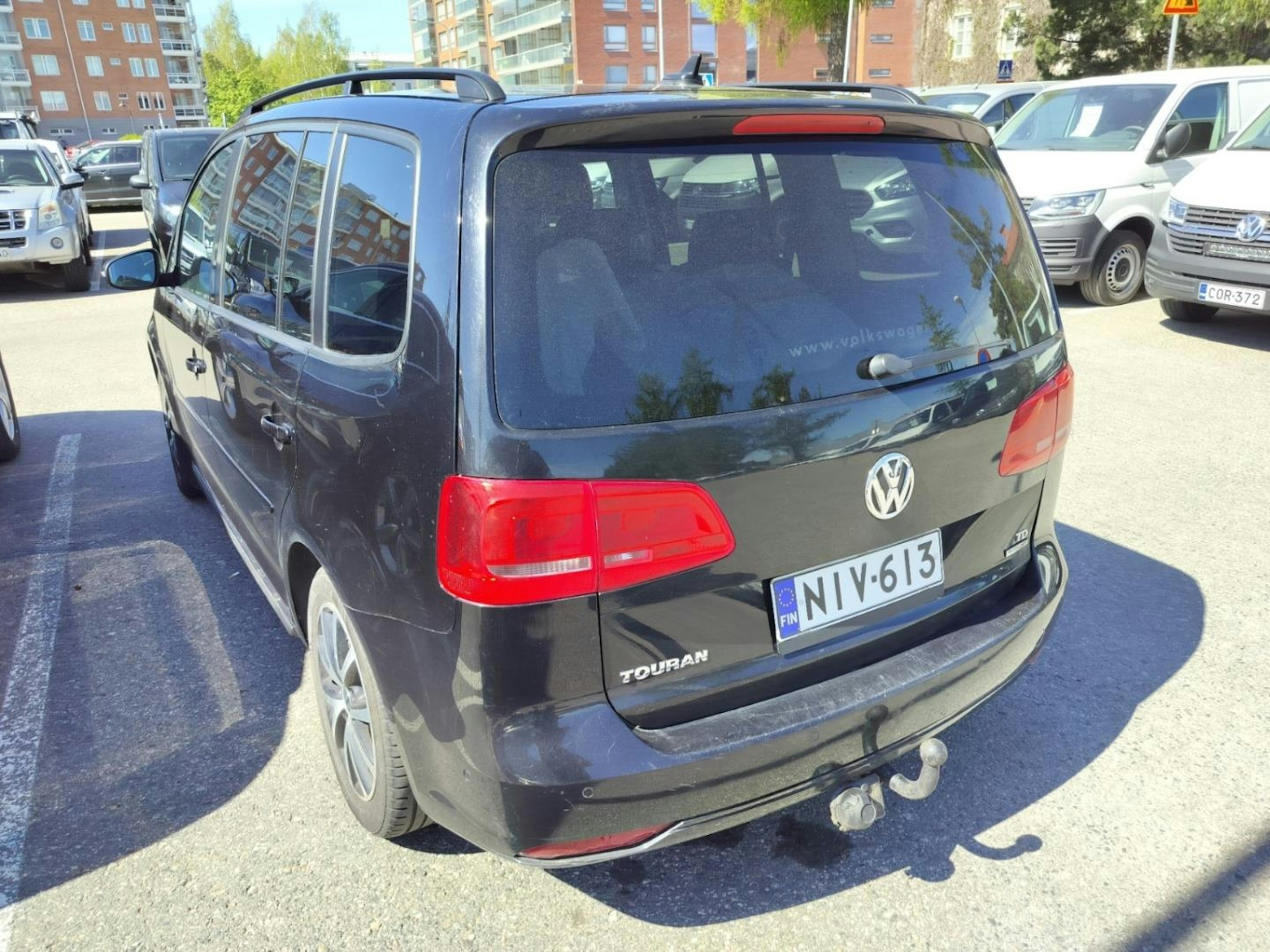 musta Volkswagen Touran 2012 kuva 2.