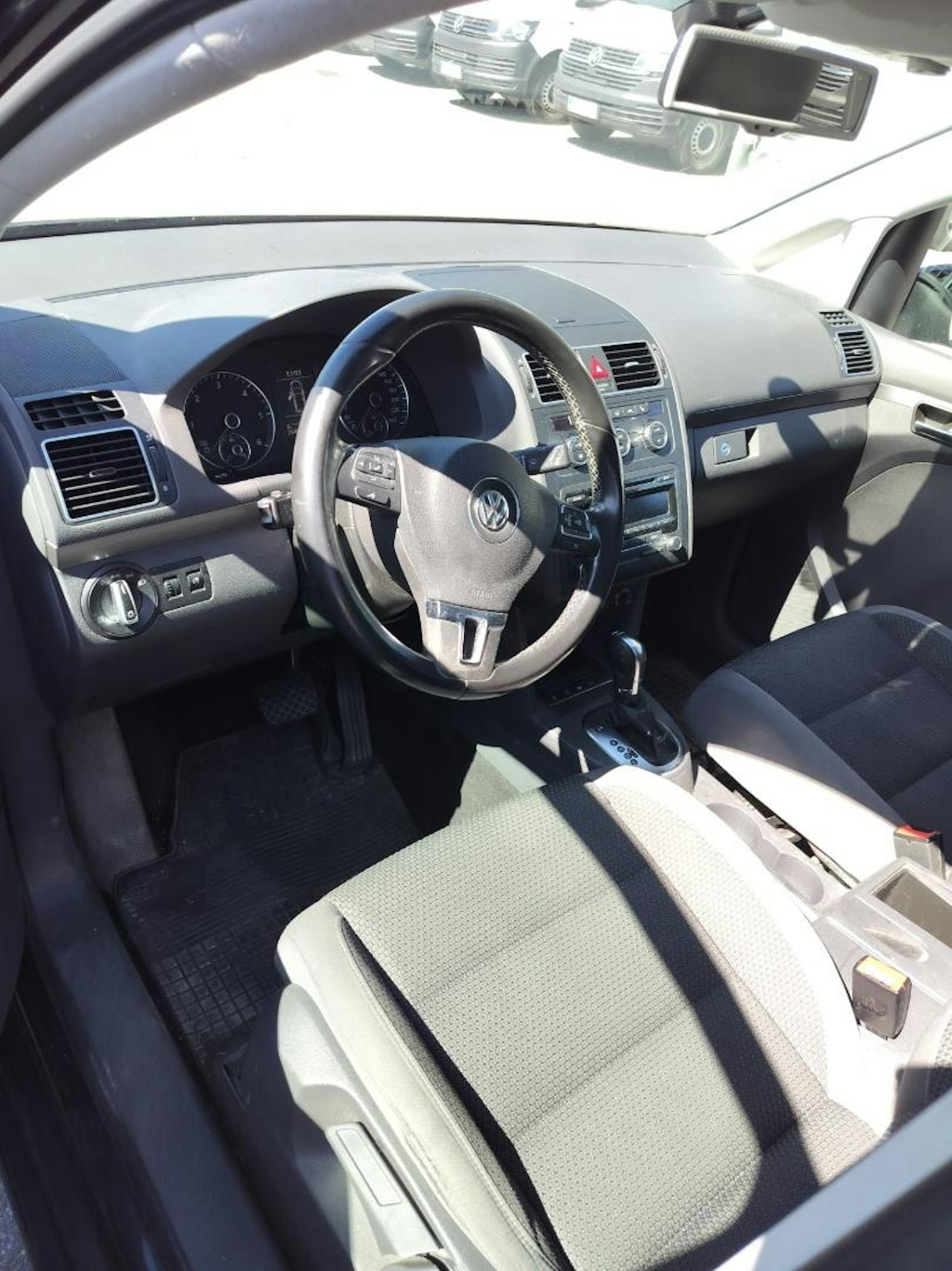 musta Volkswagen Touran 2012 kuva 3.