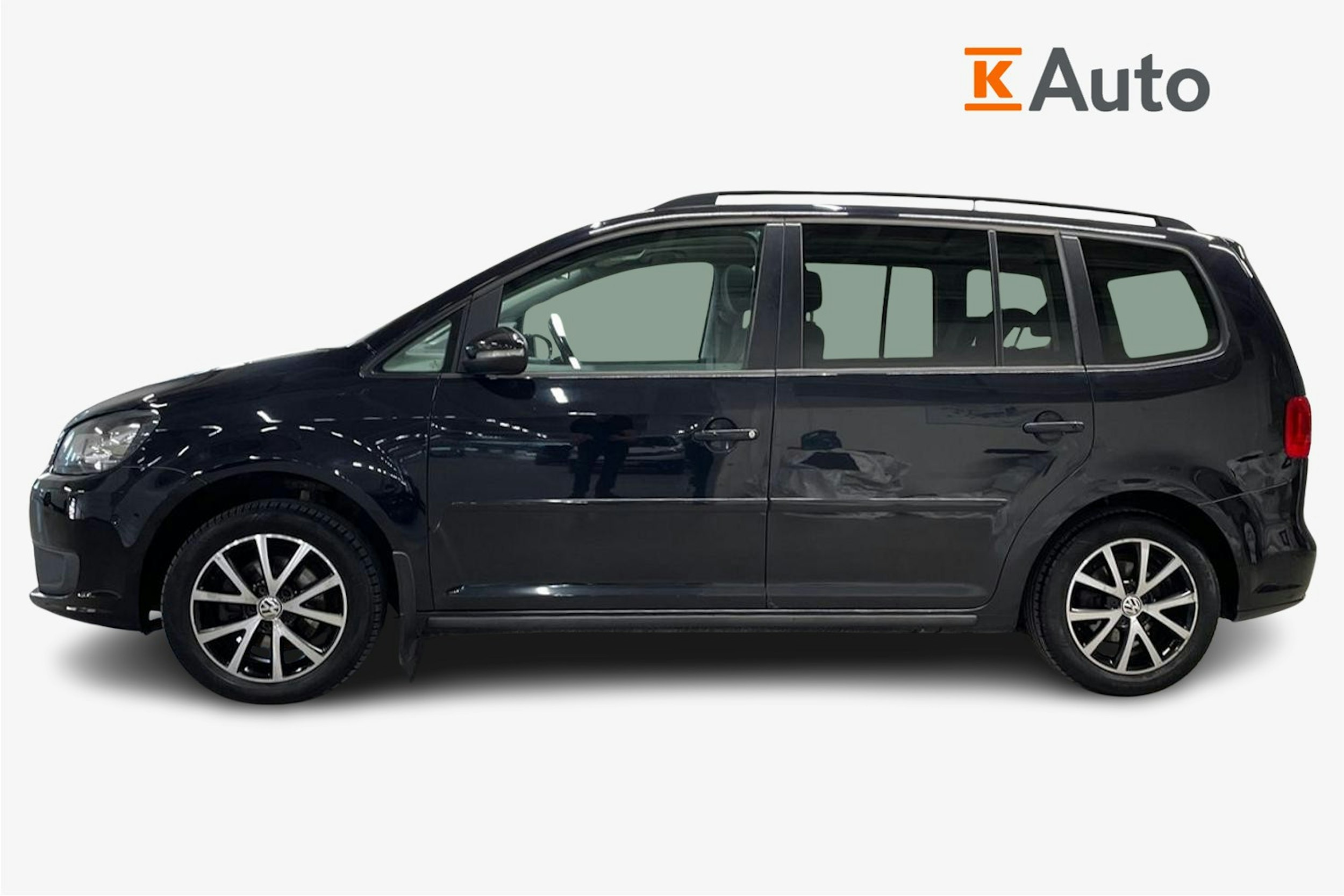 musta Volkswagen Touran 2013 kuva 6.